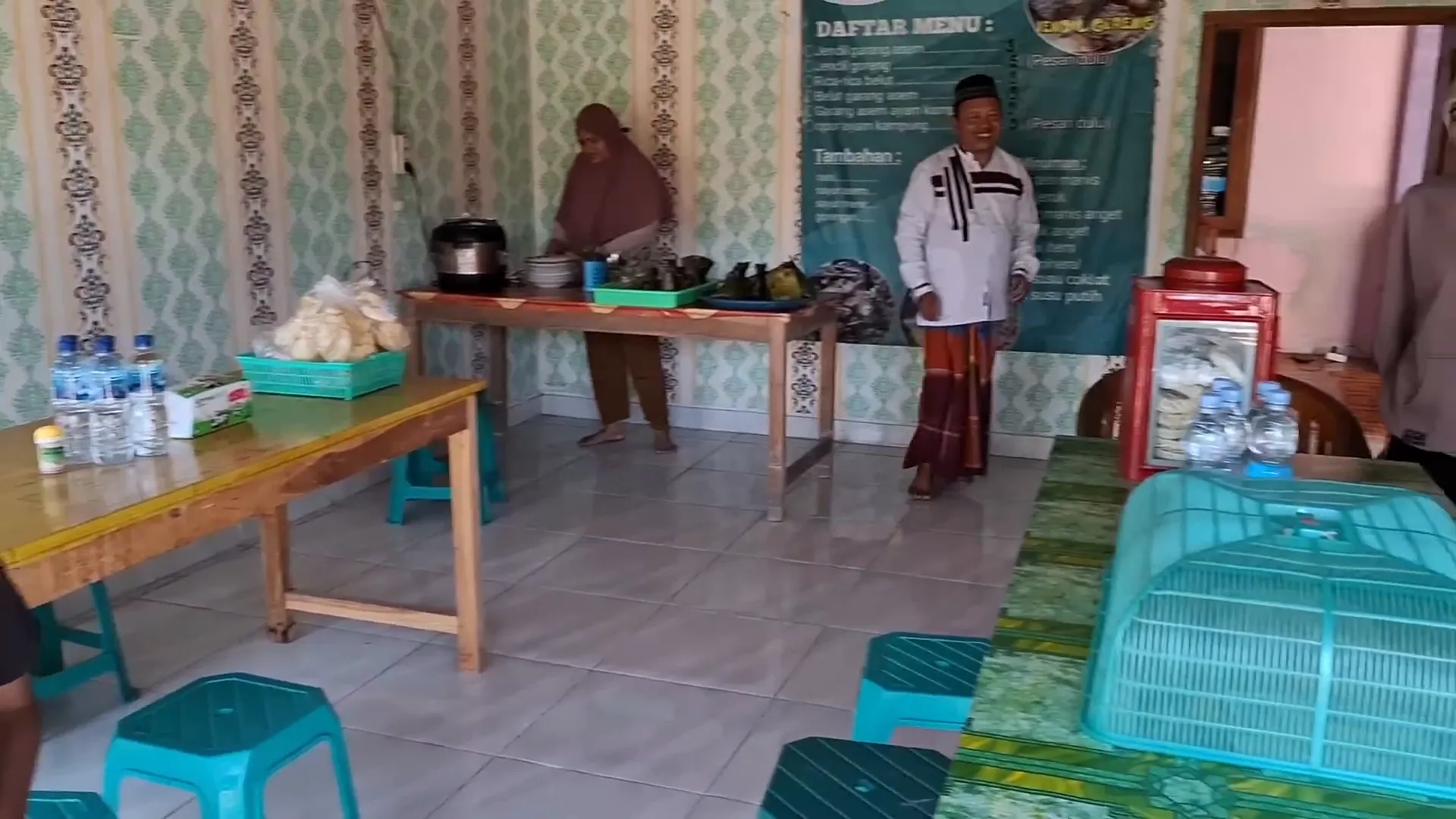 Warung Jendil Maktun dengan suasana bersih dan nyaman