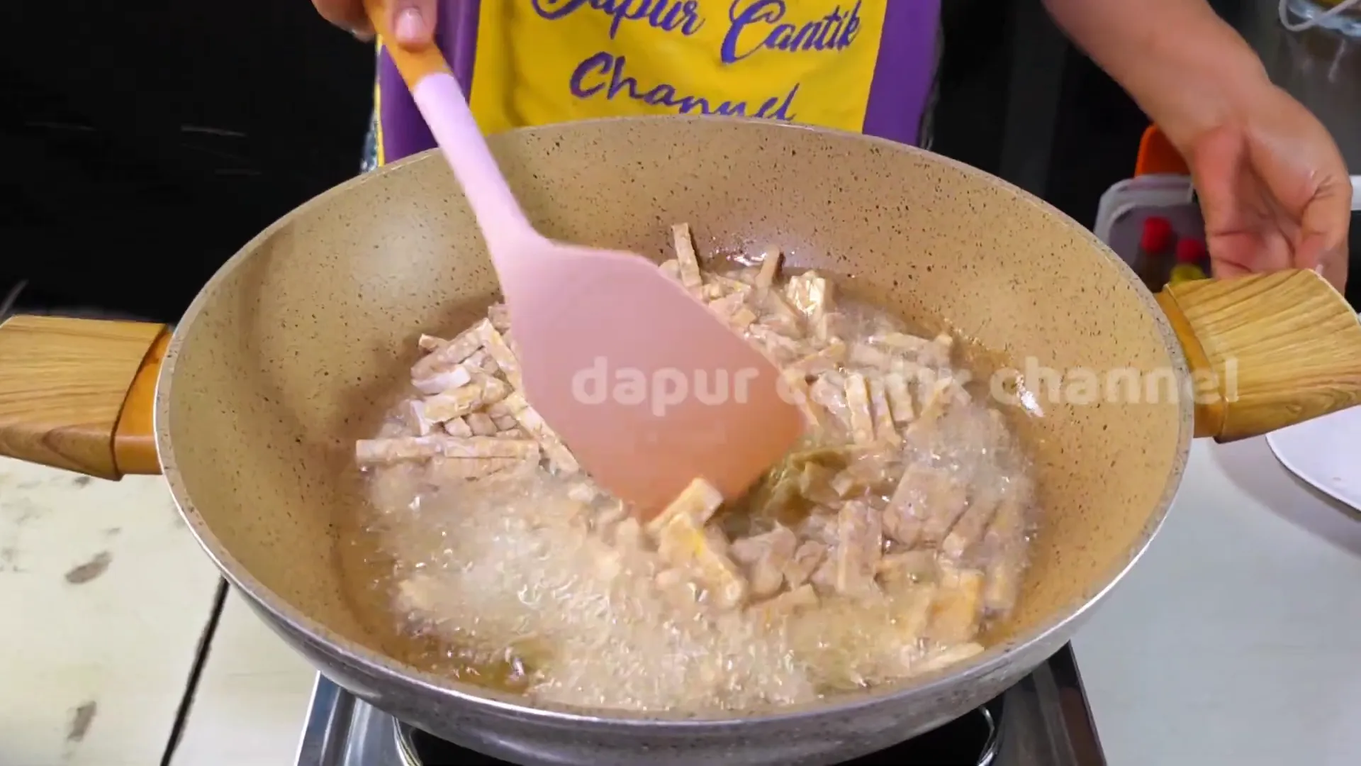 Potongan tempe digoreng hingga kering dan renyah