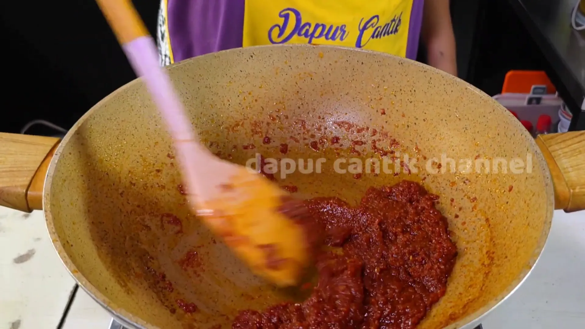 Bumbu balado dicampur dan dimasak hingga mengental