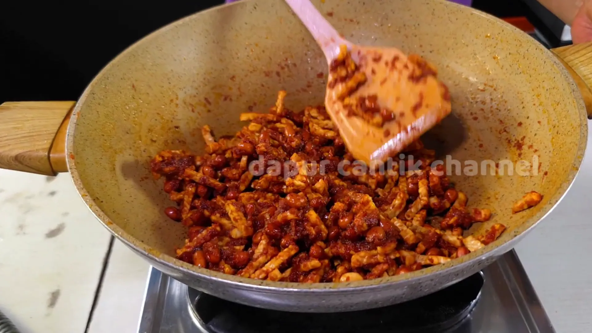 Tempe dan kacang dicampur dengan bumbu balado