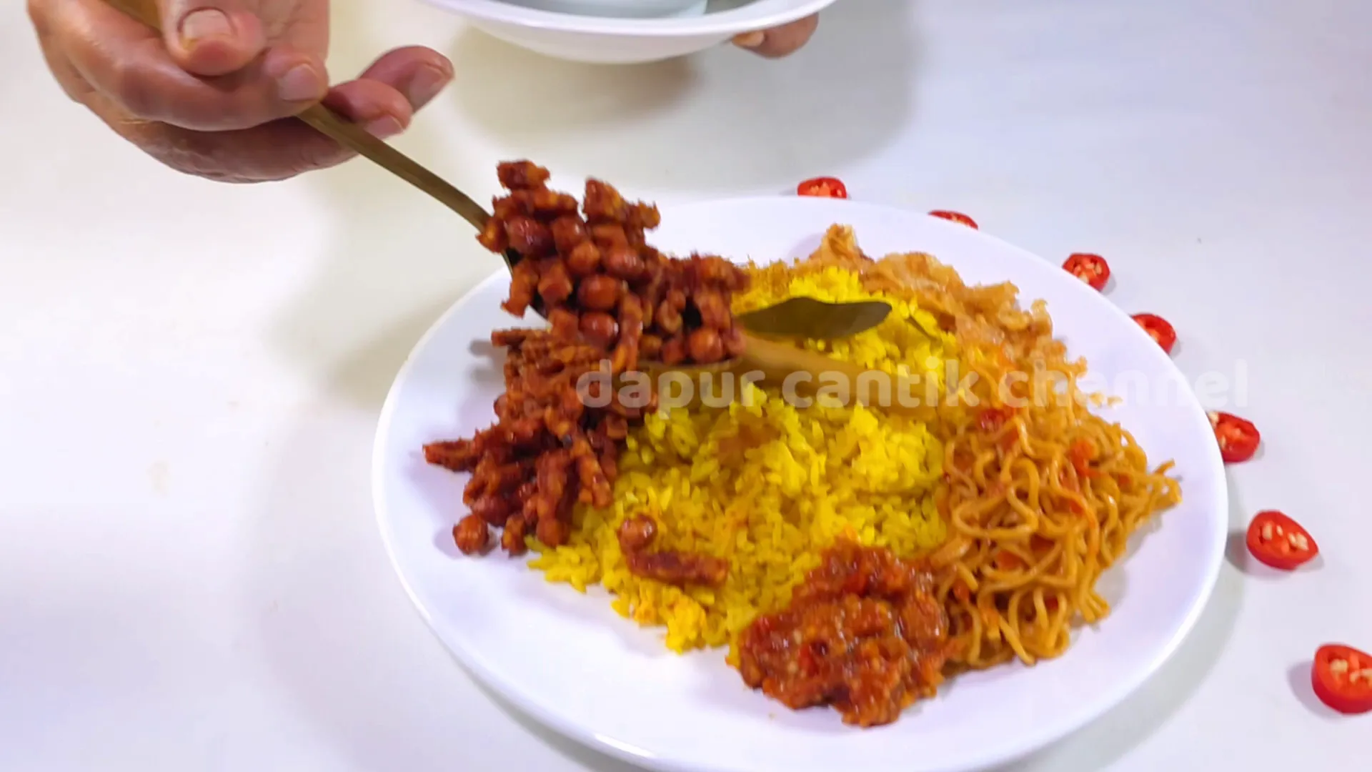 Kering tempe siap disantap dengan nasi kuning