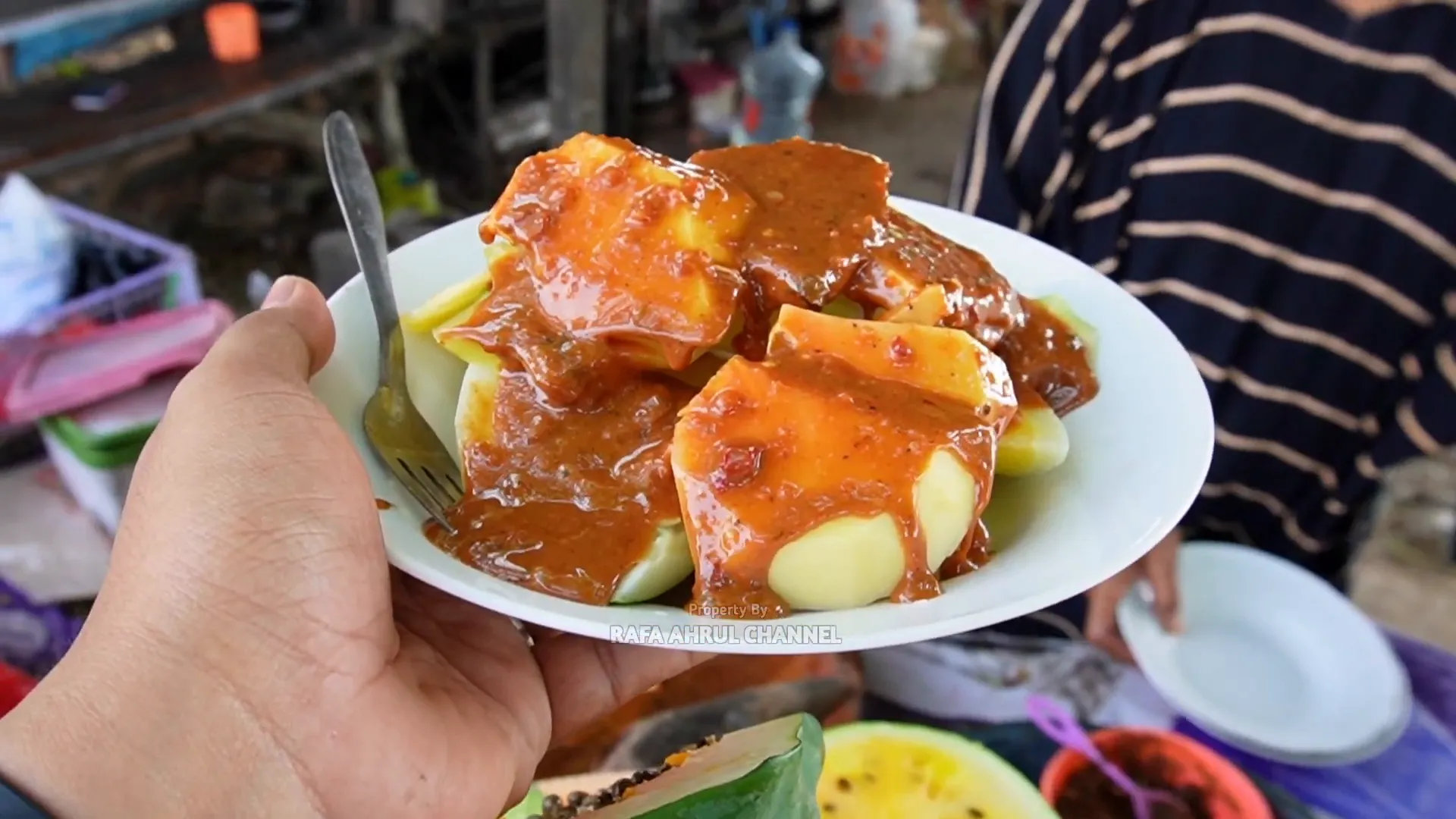 Rujak buah khas Paciran dengan potongan buah besar dan bumbu kental