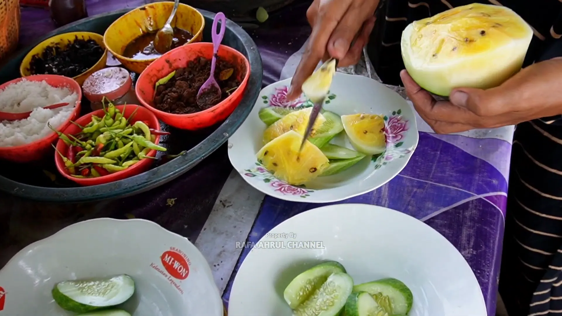 Buah dan bumbu rujak yang segar dan beraneka ragam