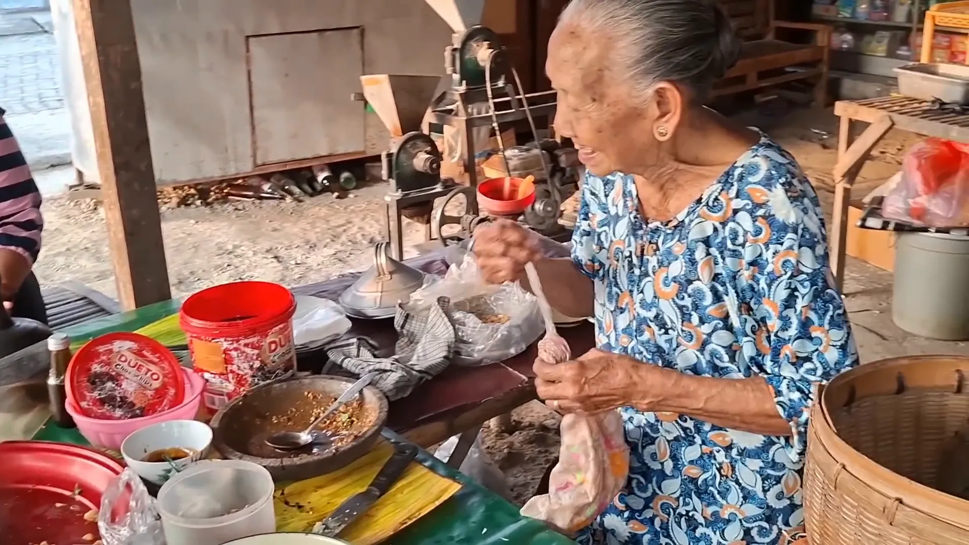 Mbah Sinul sedang menyiapkan tepo tahu dengan kecap khas