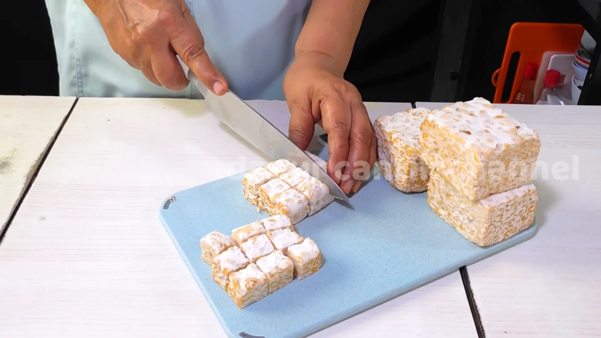 Tempe segar dipotong dadu siap digoreng