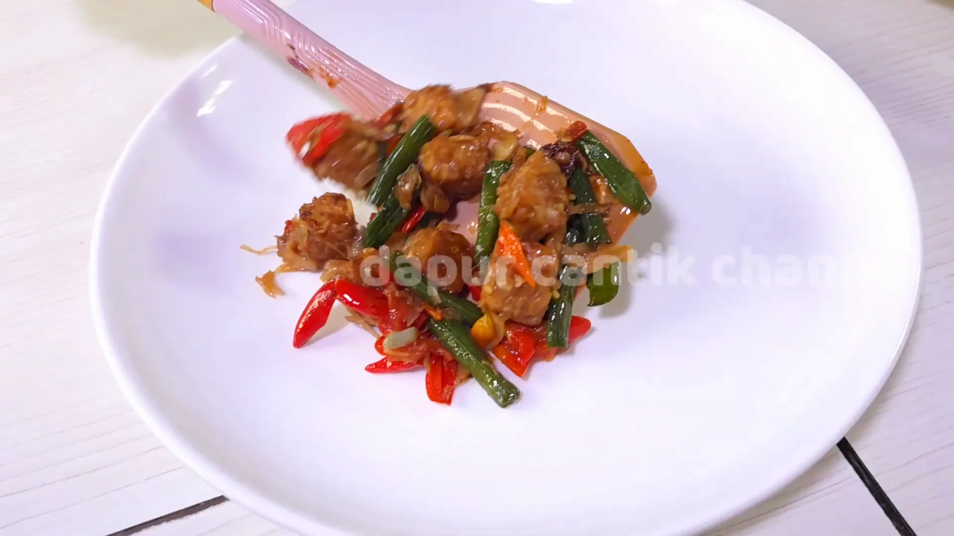 Oseng tempe kacang panjang siap disajikan, tampak merah cantik dan menggugah selera