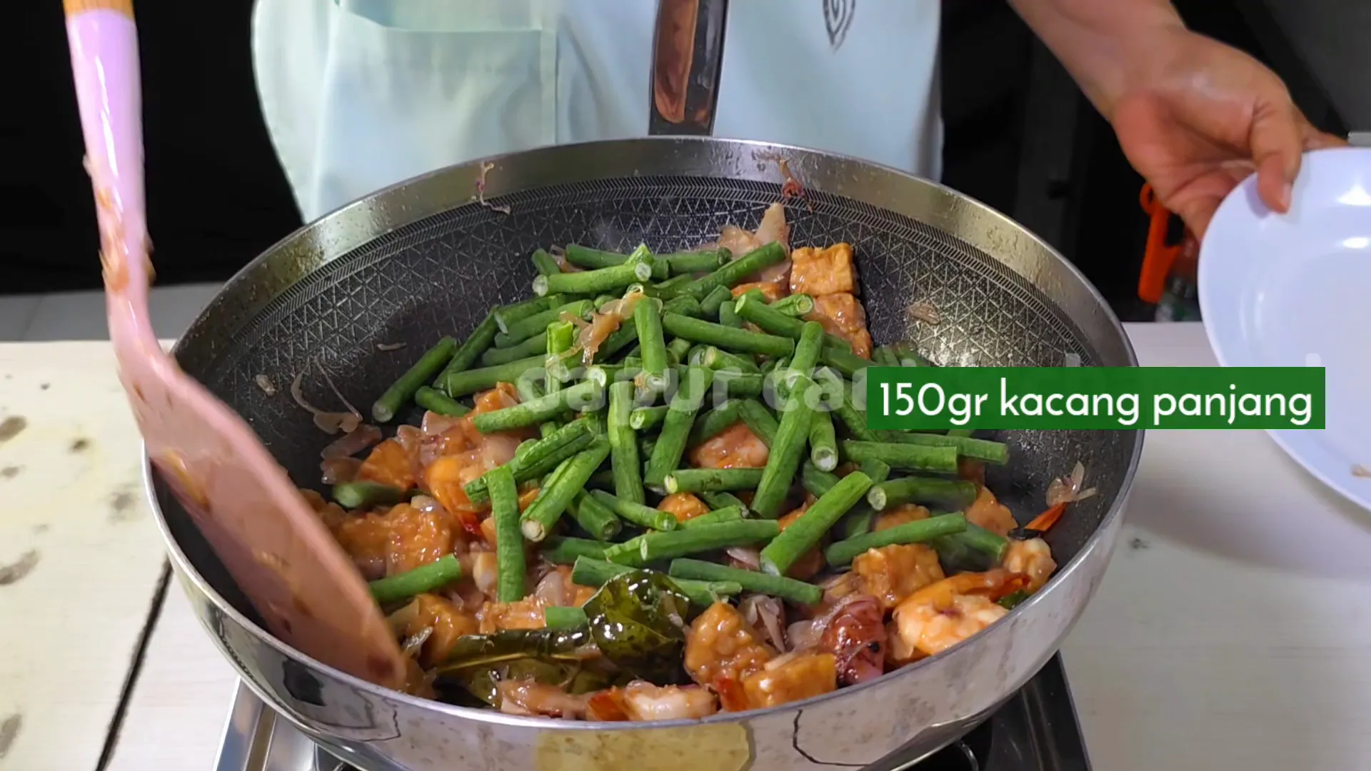 Proses memasukkan kacang panjang dan bumbu terakhir