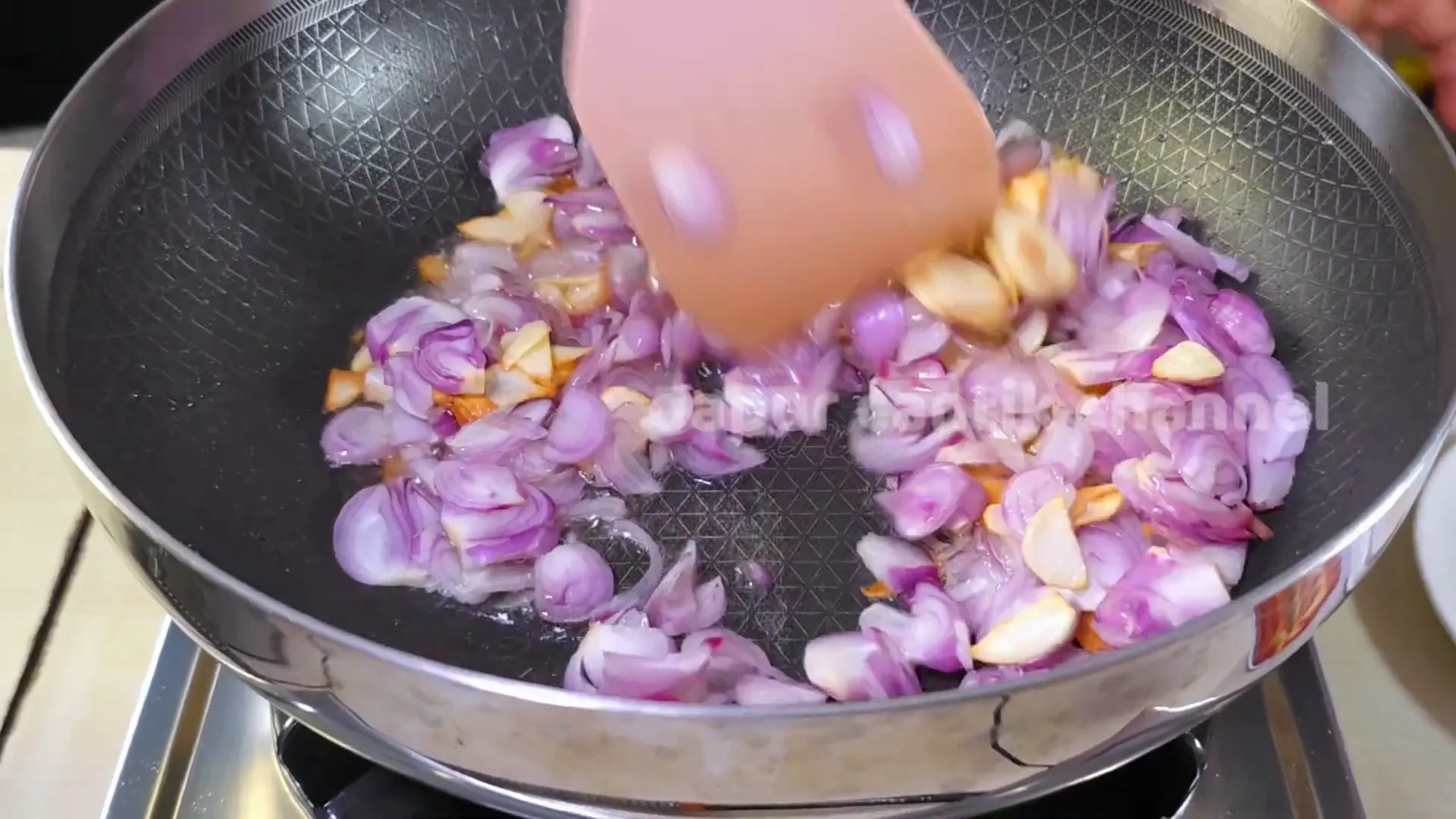 Tumis bawang merah dan bawang putih hingga harum