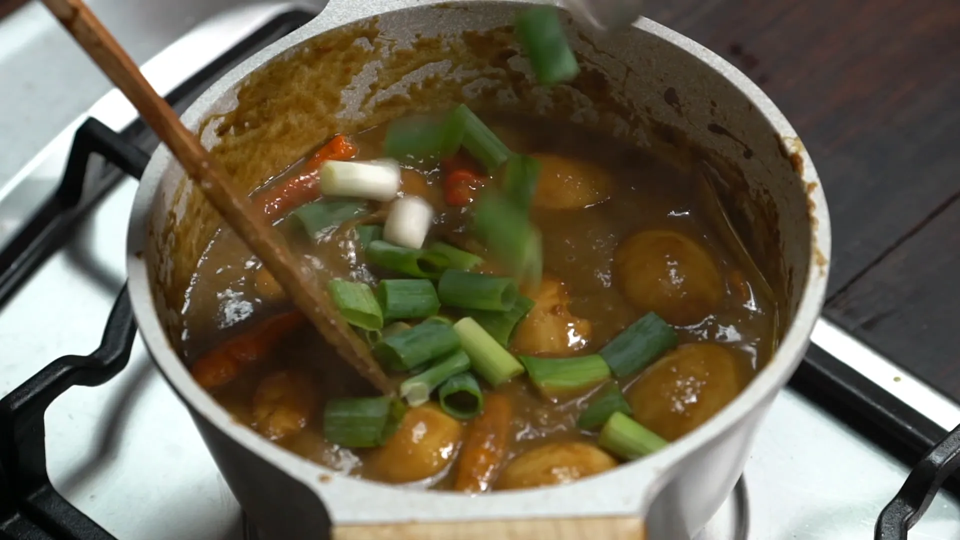 Masukkan daun bawang potongan besar ke dalam saus petis
