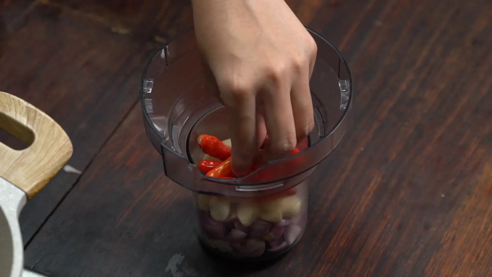 Menghaluskan bumbu dengan blender