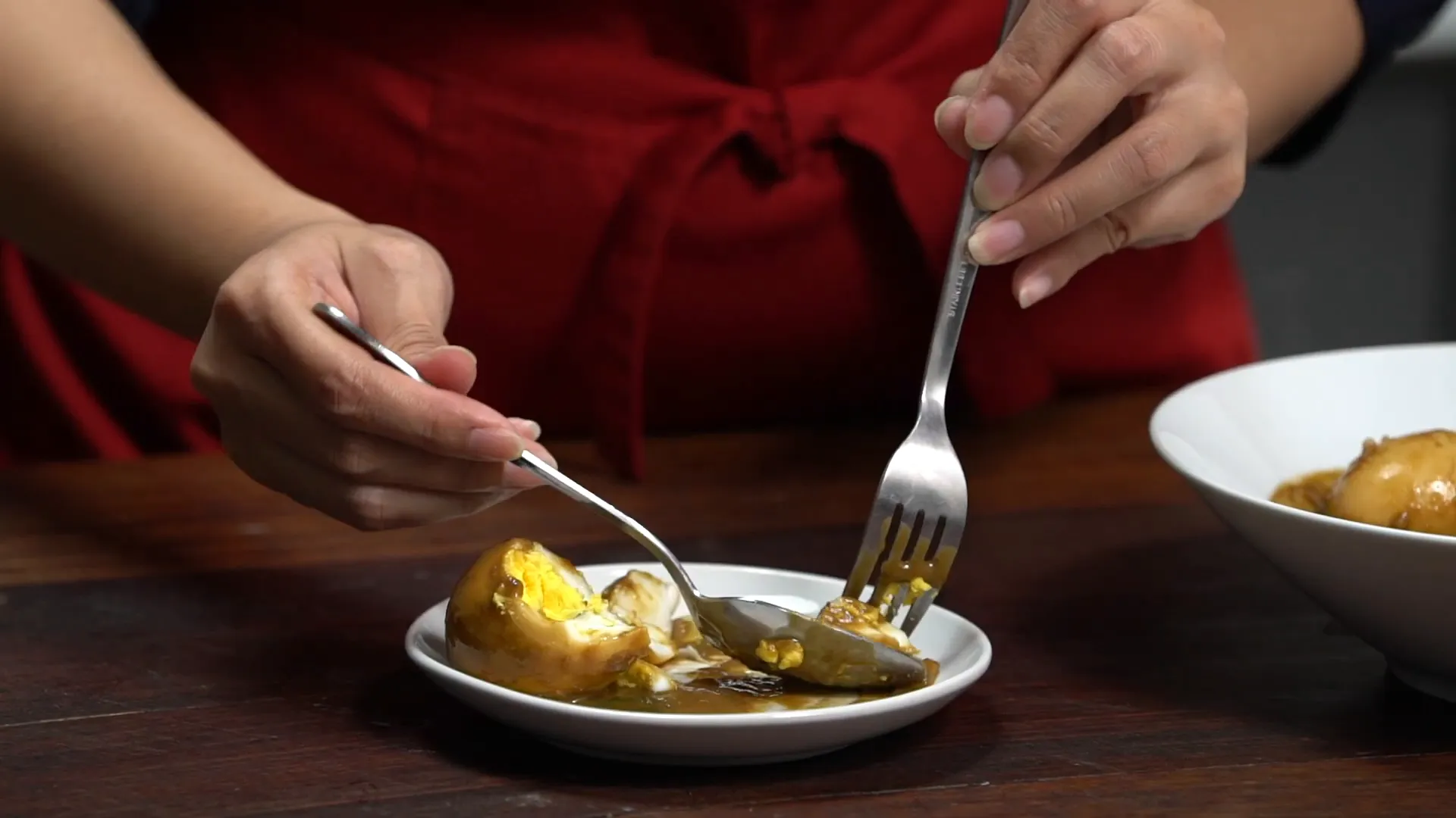 Mencicipi telur petis dengan kuahnya