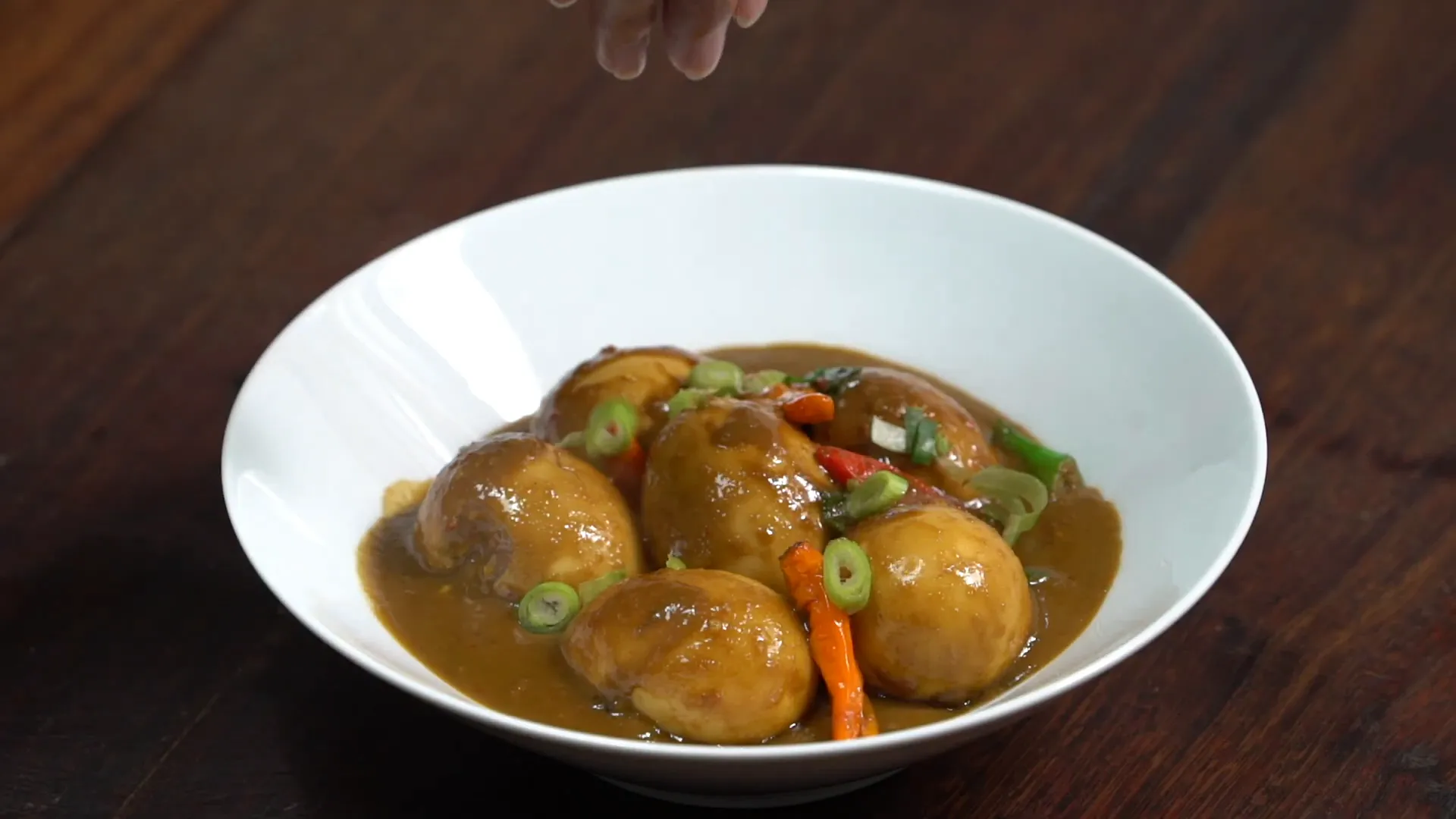 Telur petis siap disajikan dalam mangkuk