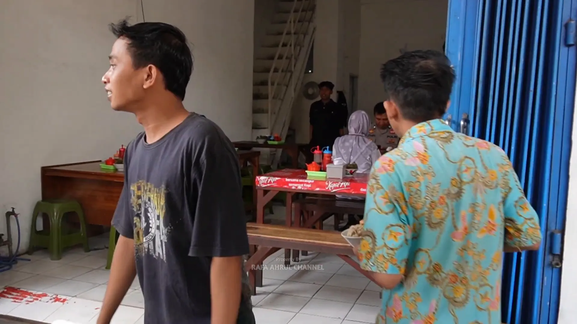 Antrean pembeli Bakso Mas Fahad yang sudah menunggu sebelum buka