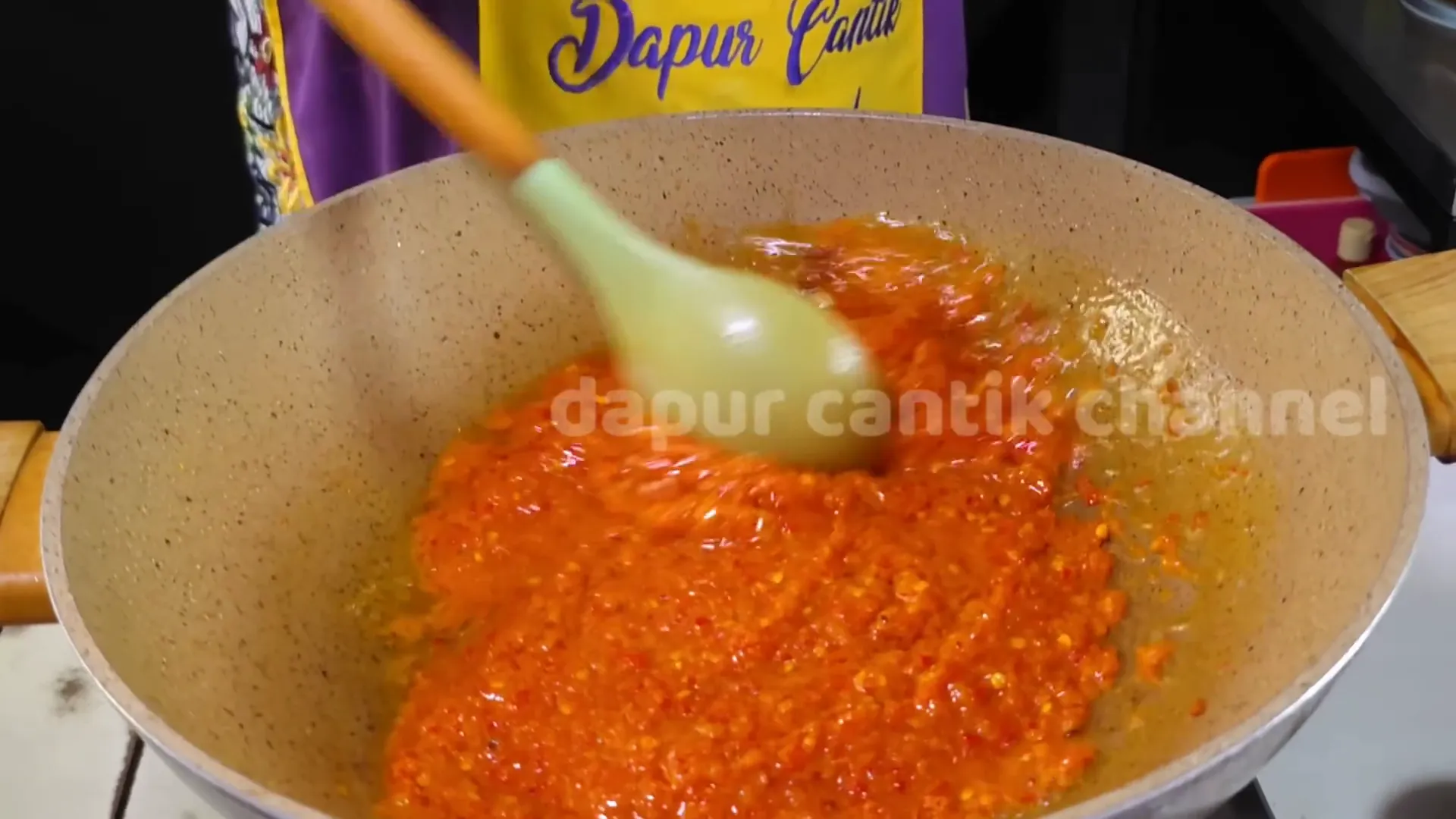 Memulai memasak pindang ayam segar dengan menumis bumbu