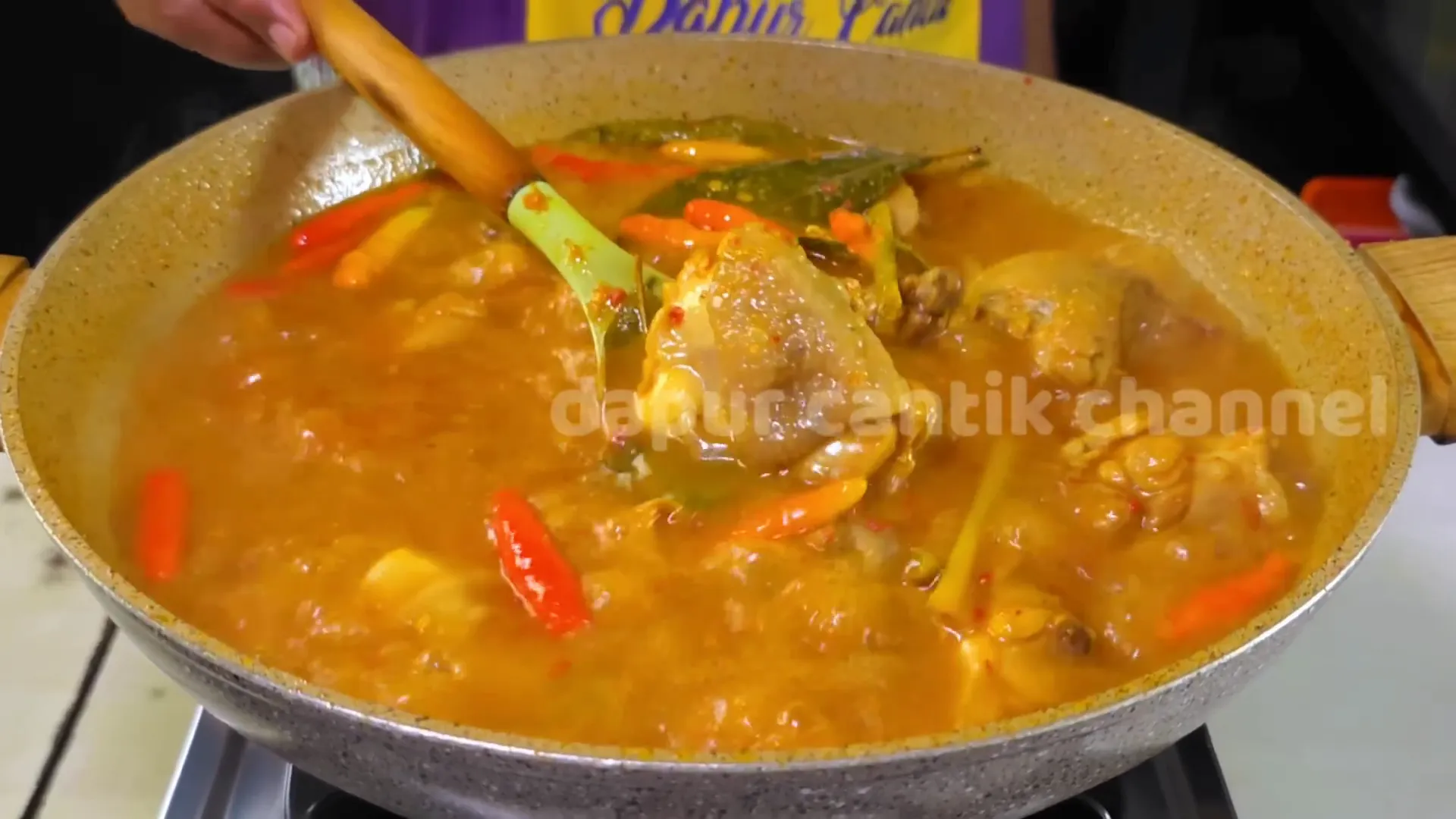Ayam sudah empuk dan kuah pindang mulai mendidih