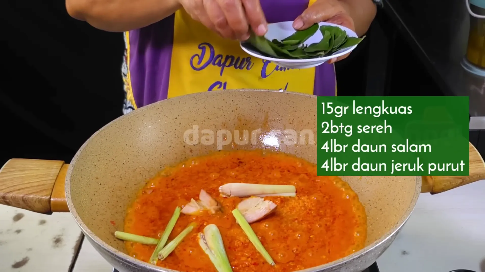 Proses menumis bumbu halus dengan bahan aromatik seperti lengkuas dan serai