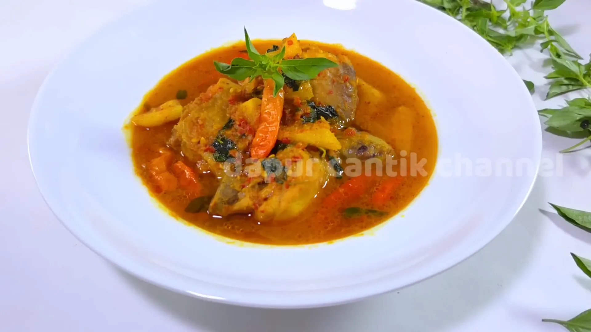Tampilan akhir kuah pindang ayam yang segar dengan bumbu medok