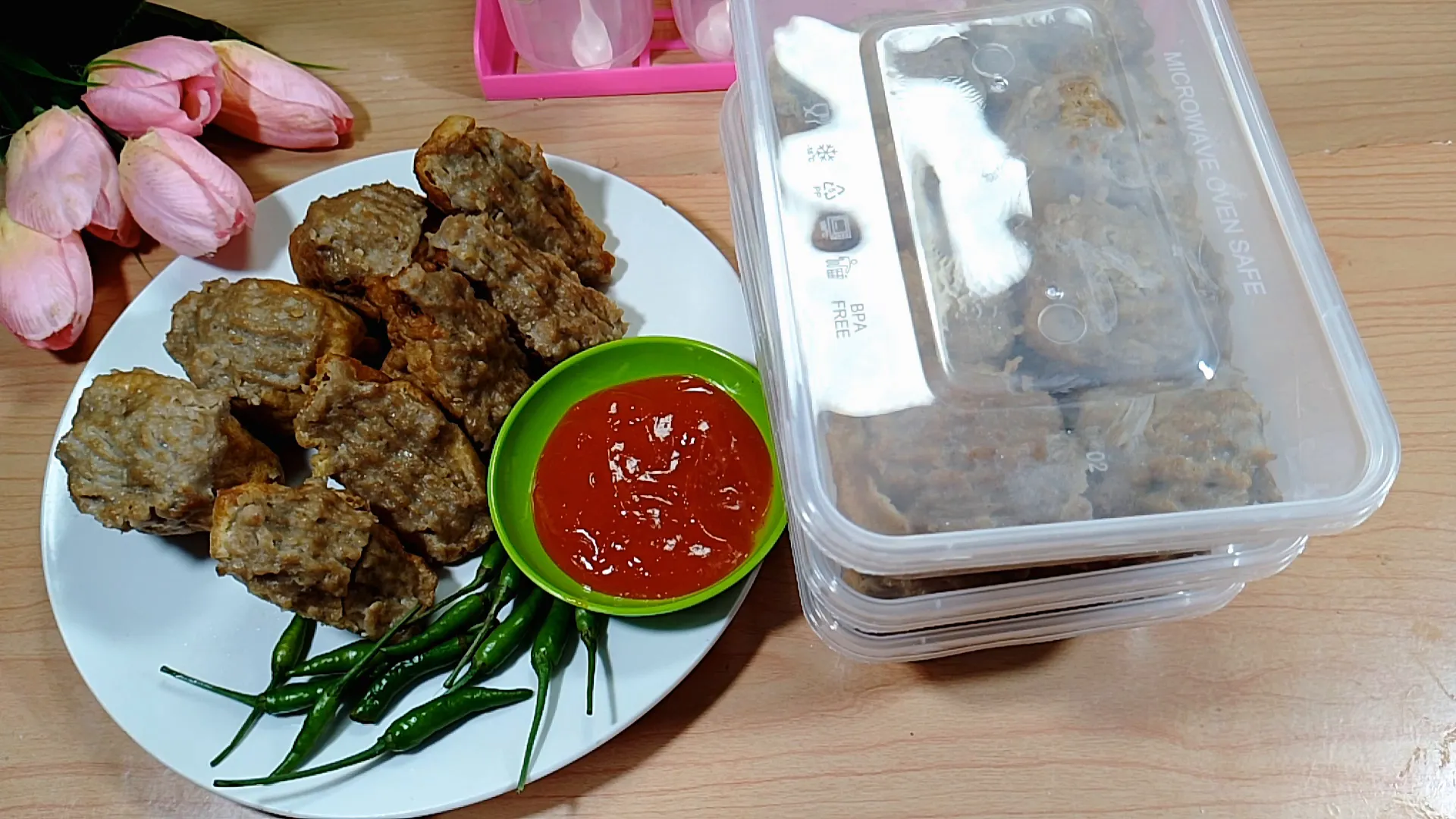 Tahu bakso disimpan dalam wadah kedap udara di kulkas