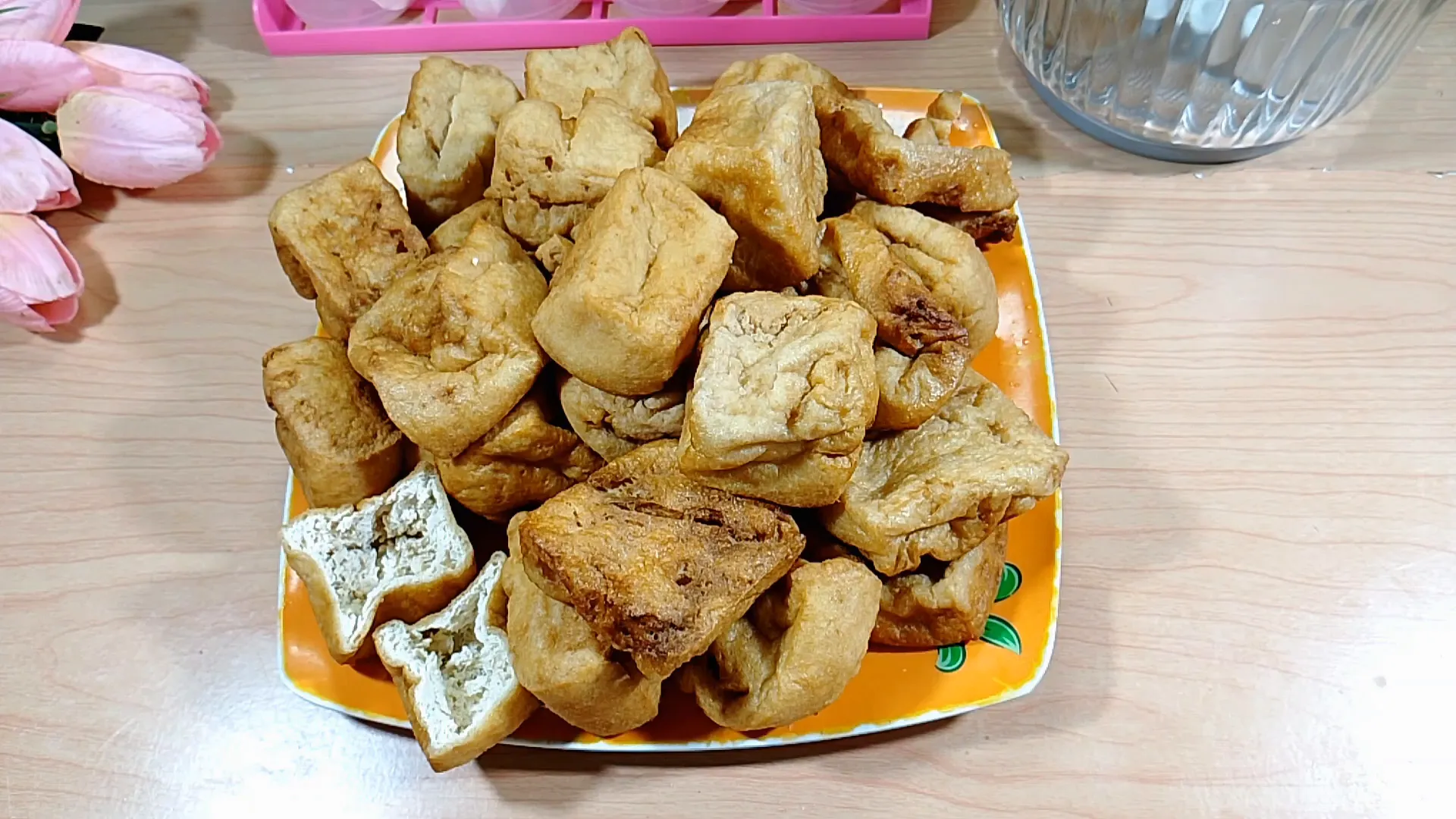 Proses merendam tahu goreng di air mendidih agar tahu menjadi ompong