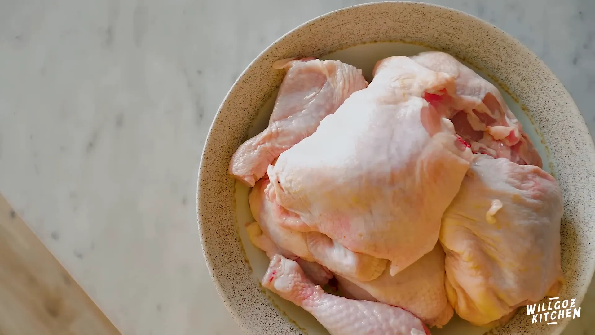 Willgoz memperlihatkan ayam negeri organik untuk resep fried chicken