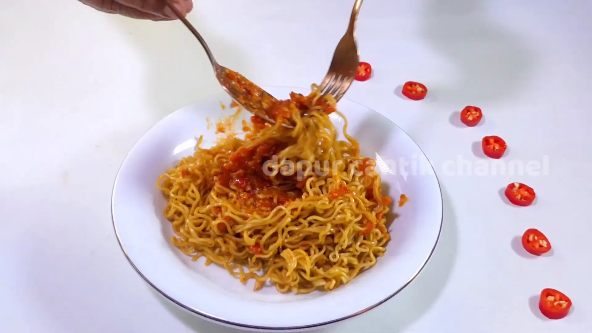 Indomie siap disantap dengan sambal Lampung pedas menggoda