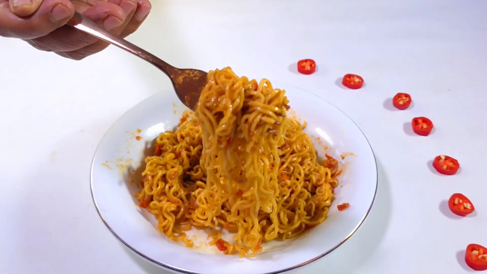 Indomie dengan sambal pedas yang menggugah selera