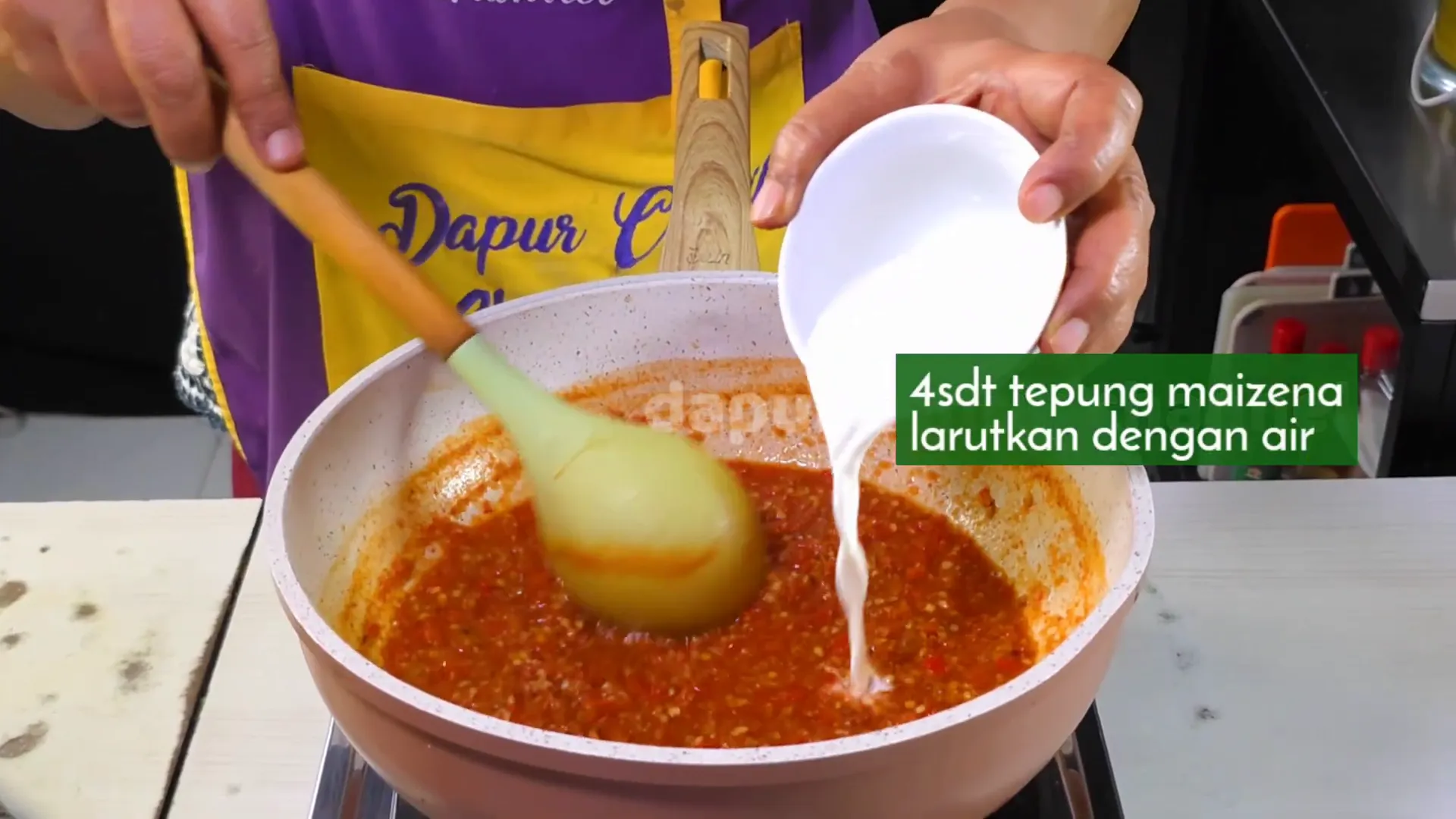 Mengentalkan sambal dengan larutan tepung maizena sambil diaduk