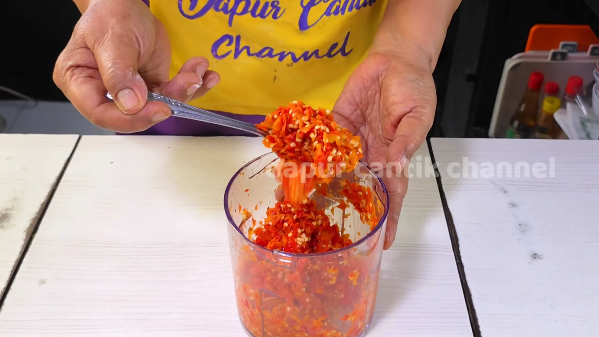 Cabe rawit merah yang sudah digiling kasar dalam chopper