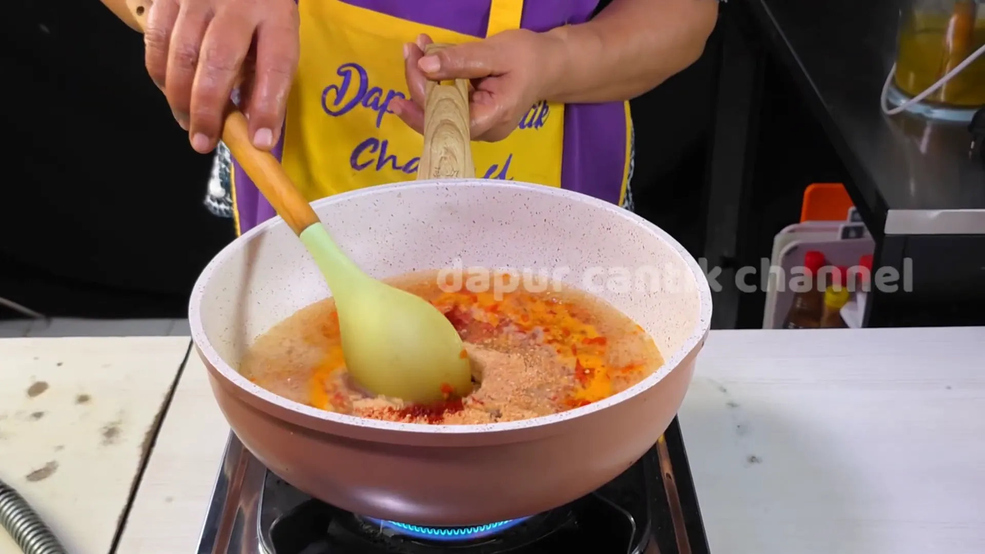Sambal direbus dalam wajan dengan bumbu tambahan