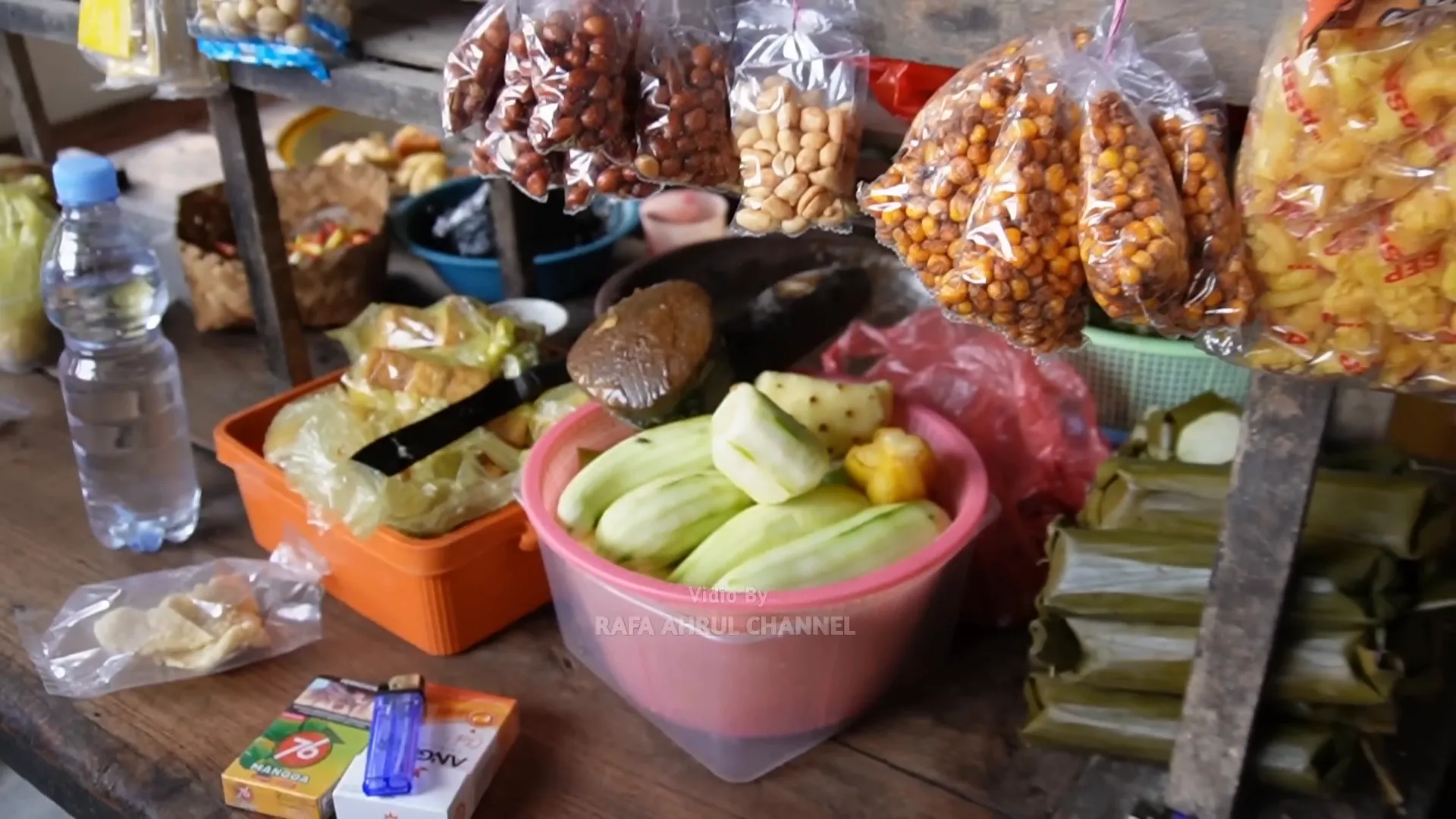 Rujak dengan bumbu khas yang menggugah selera