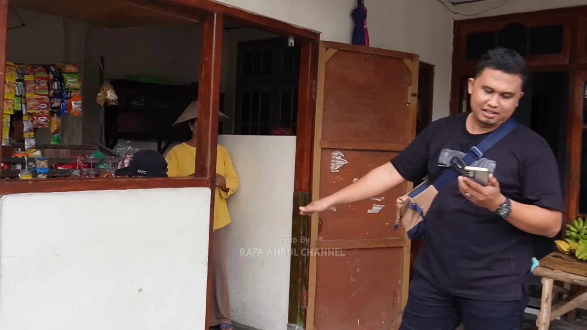 Suasana warung rujak di Jombang yang sederhana namun ramai