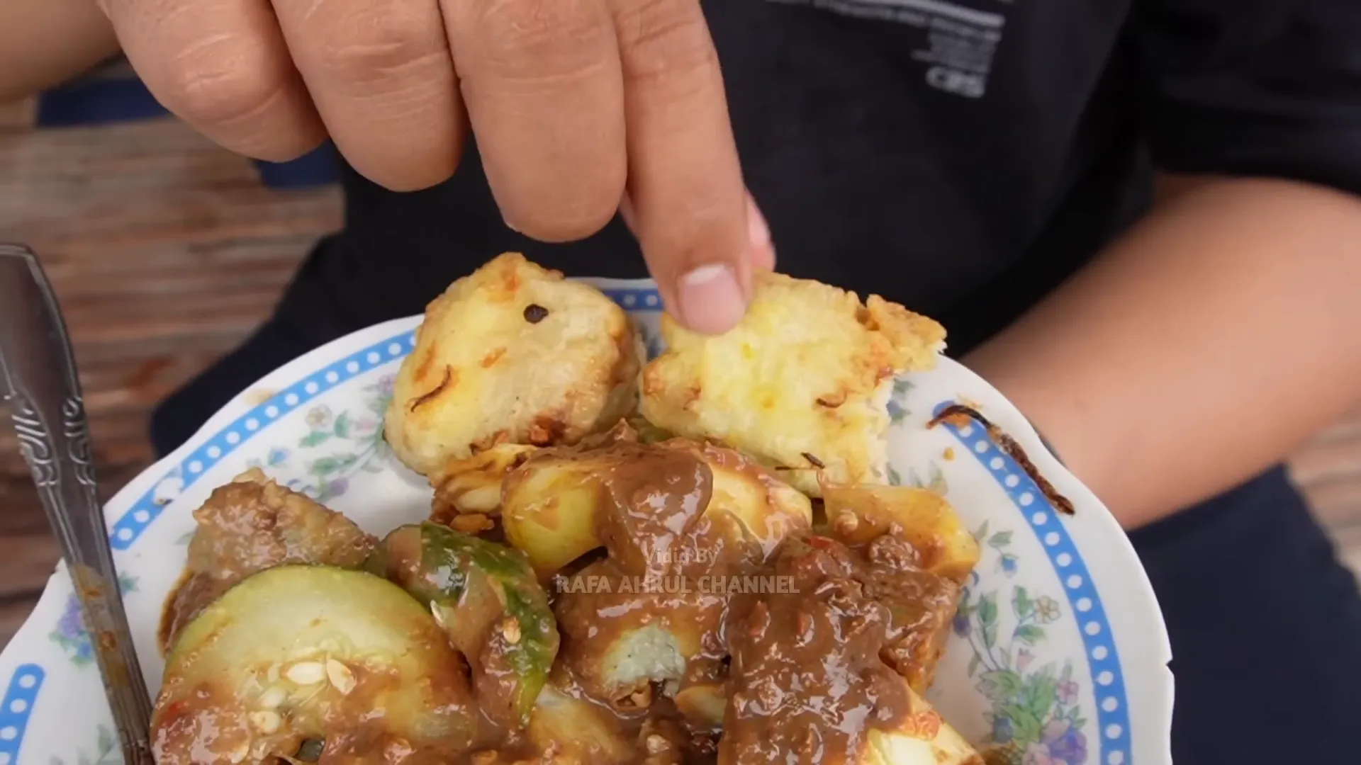 Gorengan berbagai jenis dengan harga terjangkau