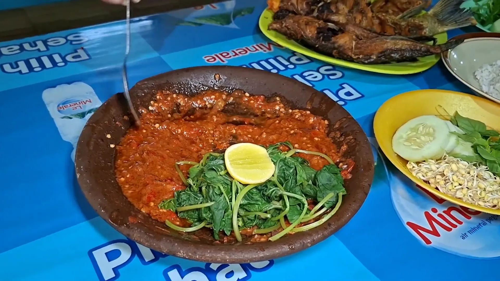 Cobek sambal penuh, sambal khas warung