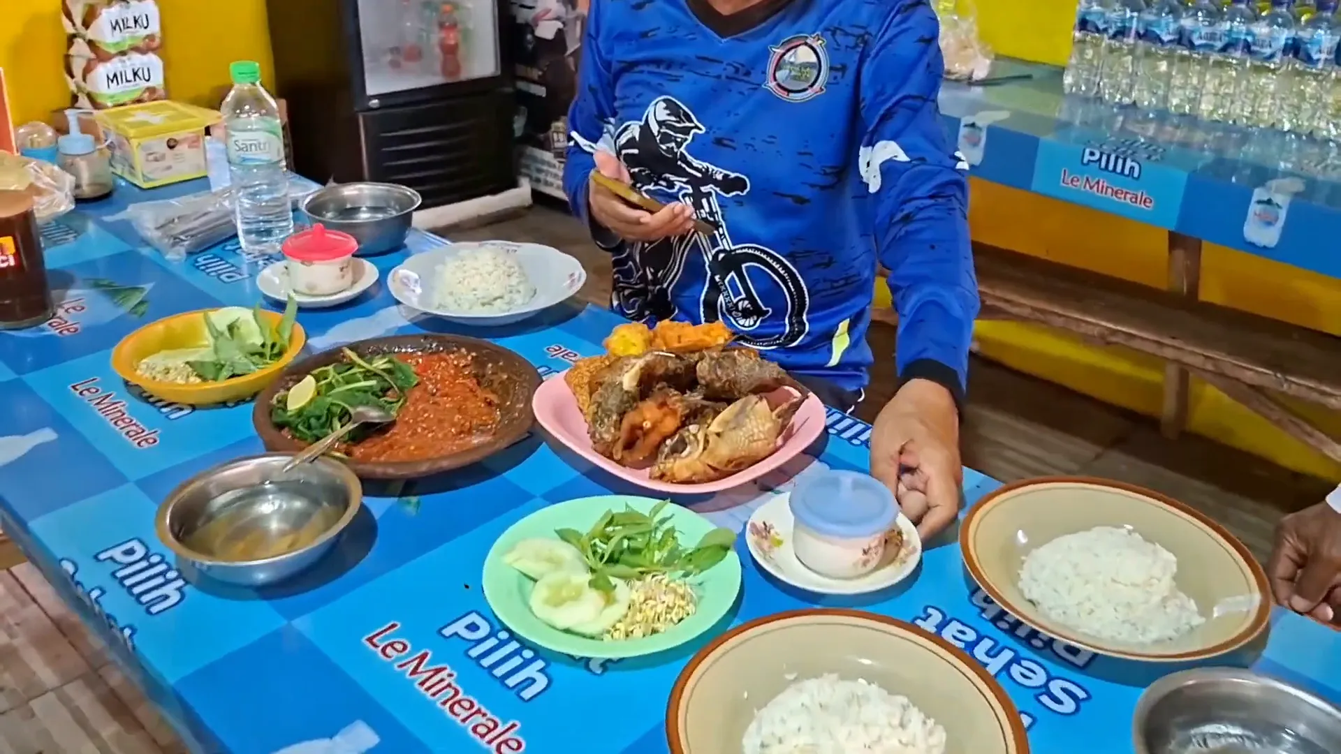 Suasana warung sambelan saat pagi hari penuh pembeli