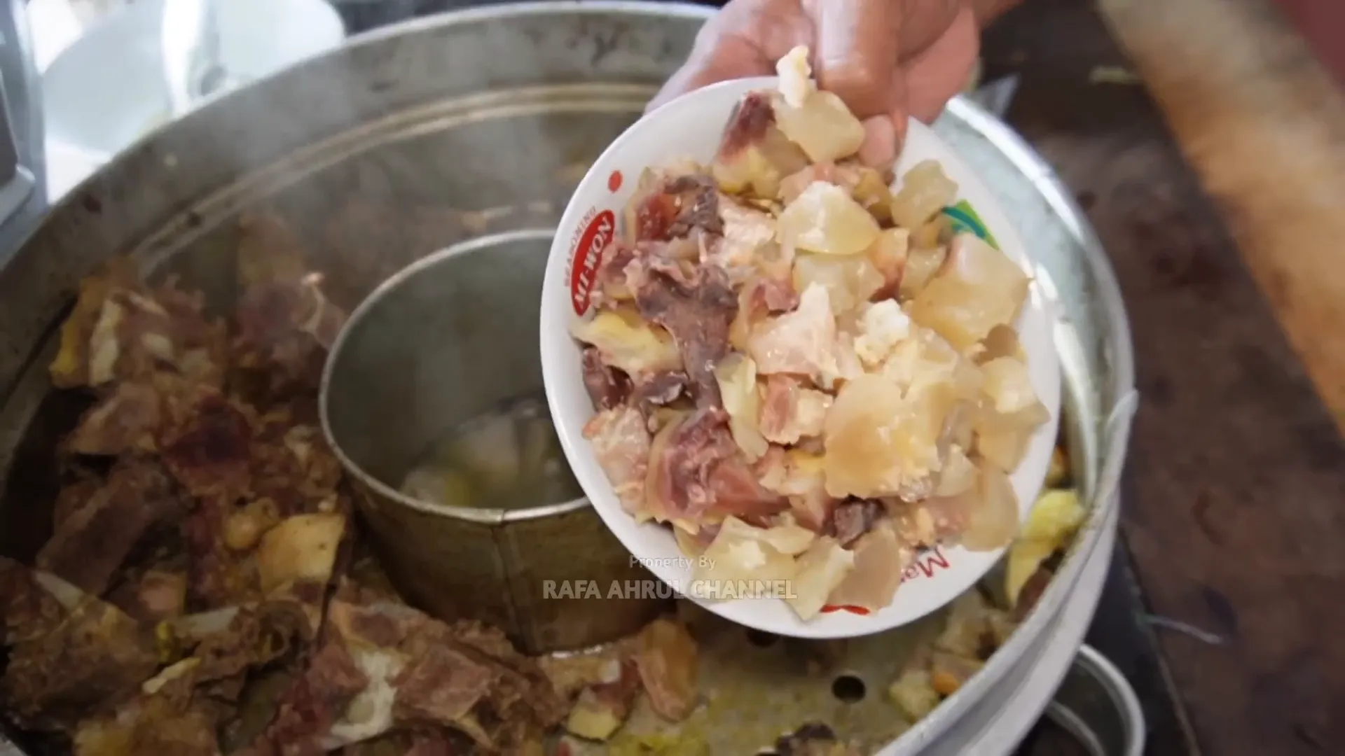 Proses memasak kikil dan balungan dalam dandang