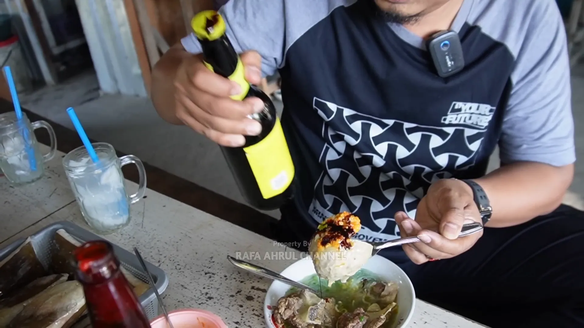 Menikmati bakso pentol dengan sambal kecap