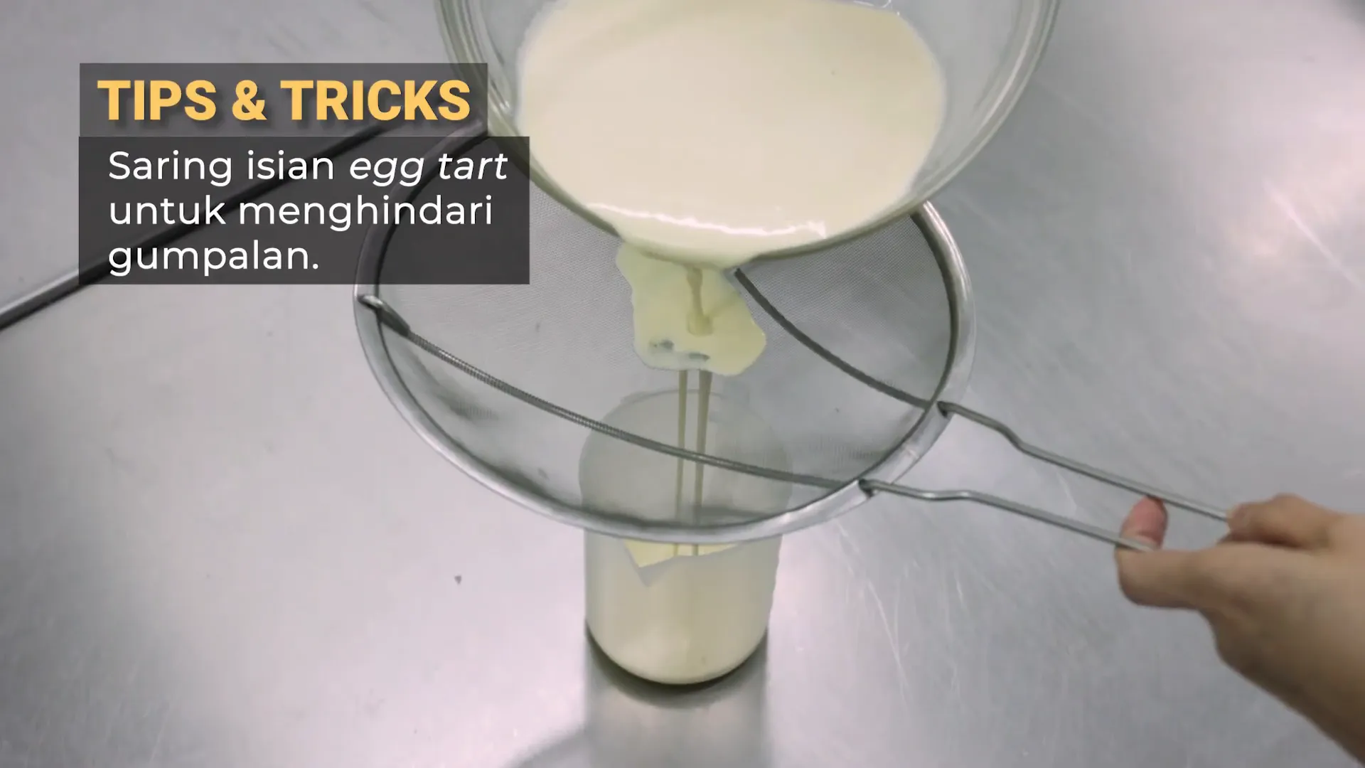 Isian Portuguese egg tart yang lembut sedang disaring