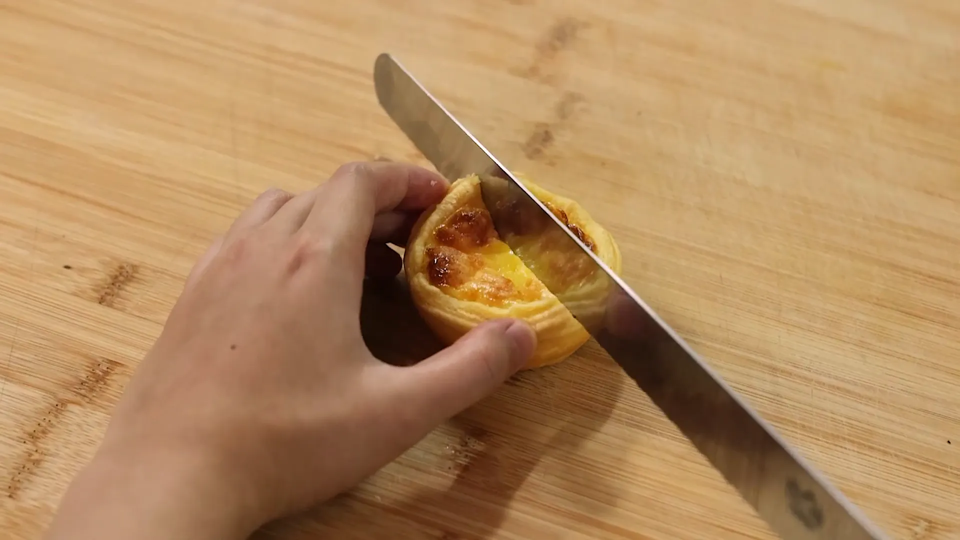 Portuguese egg tart dengan lapisan luar pastry yang renyah dan flaki