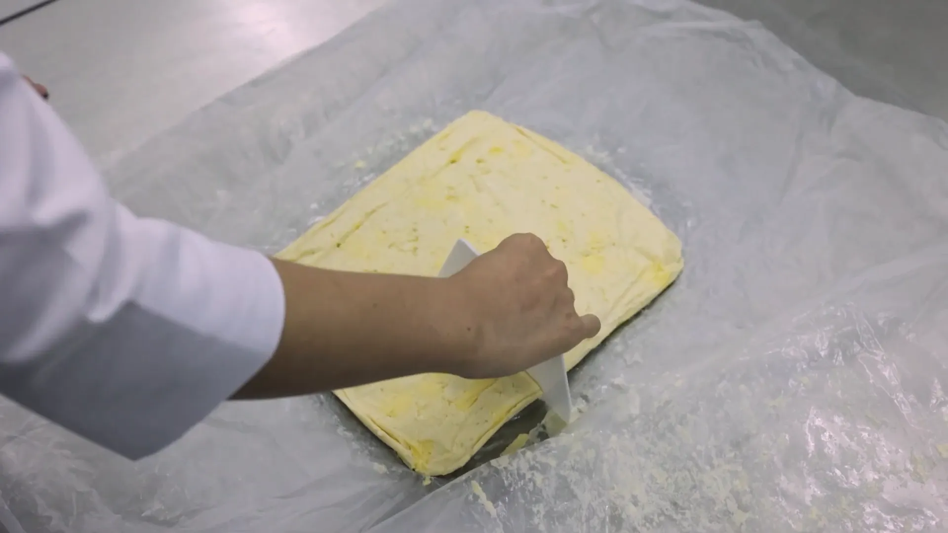 Proses menggilas adonan quick puff pastry dengan rolling pin
