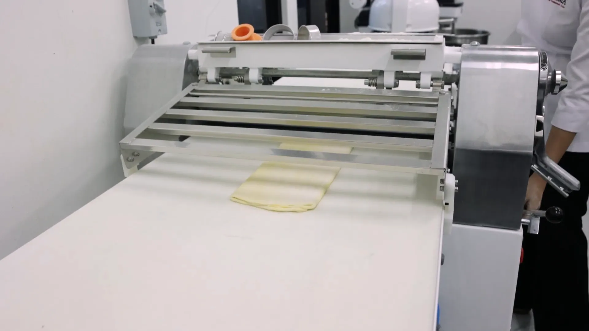 Adonan quick puff pastry dilipat menggunakan dosheater agar lapisan margarin menyatu