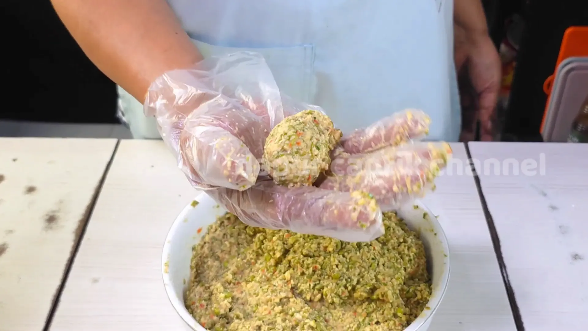 Lento kacang ijo yang sudah dibentuk lonjong siap digoreng