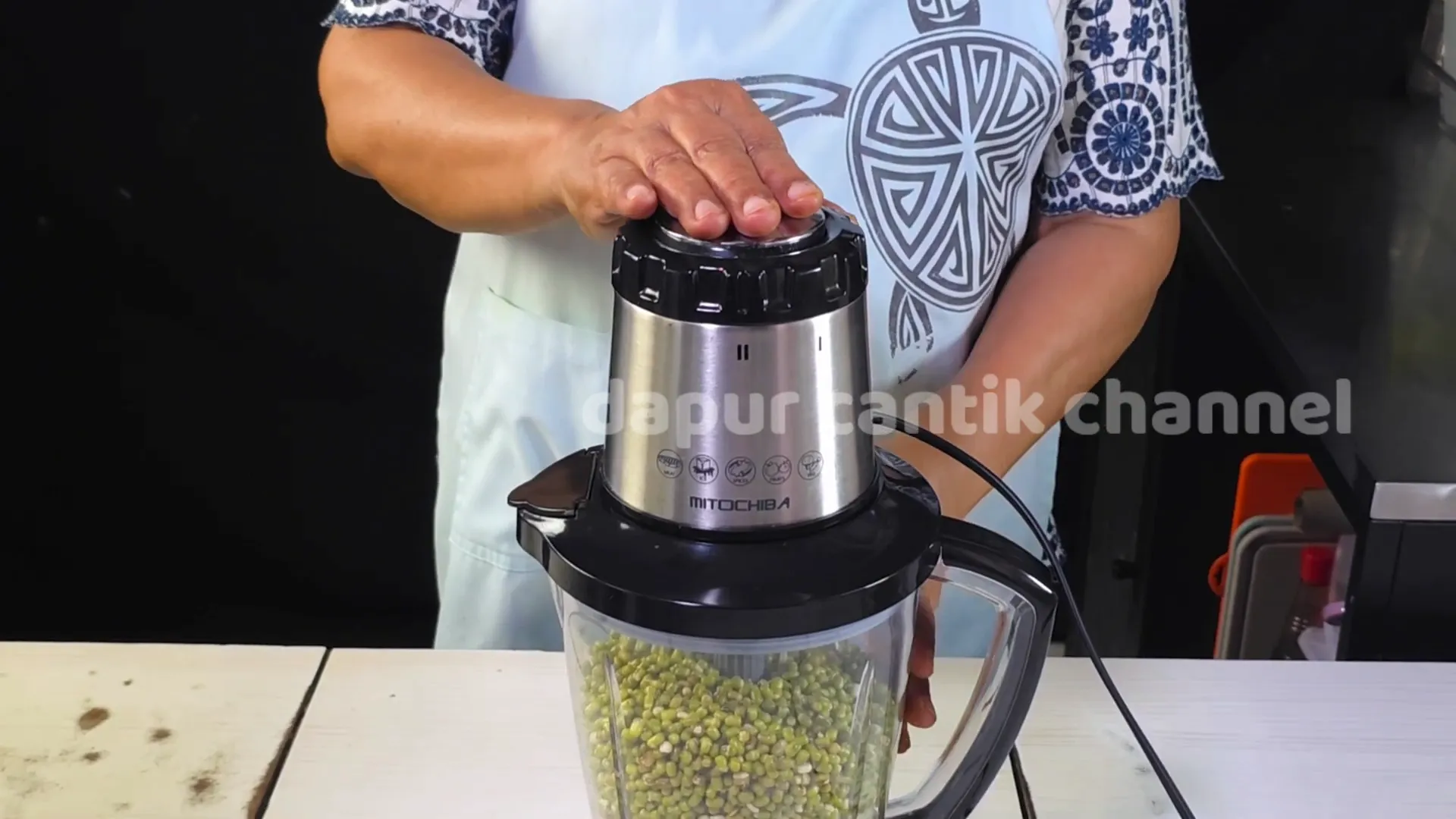 Kacang ijo yang sedang digiling kasar menggunakan chopper