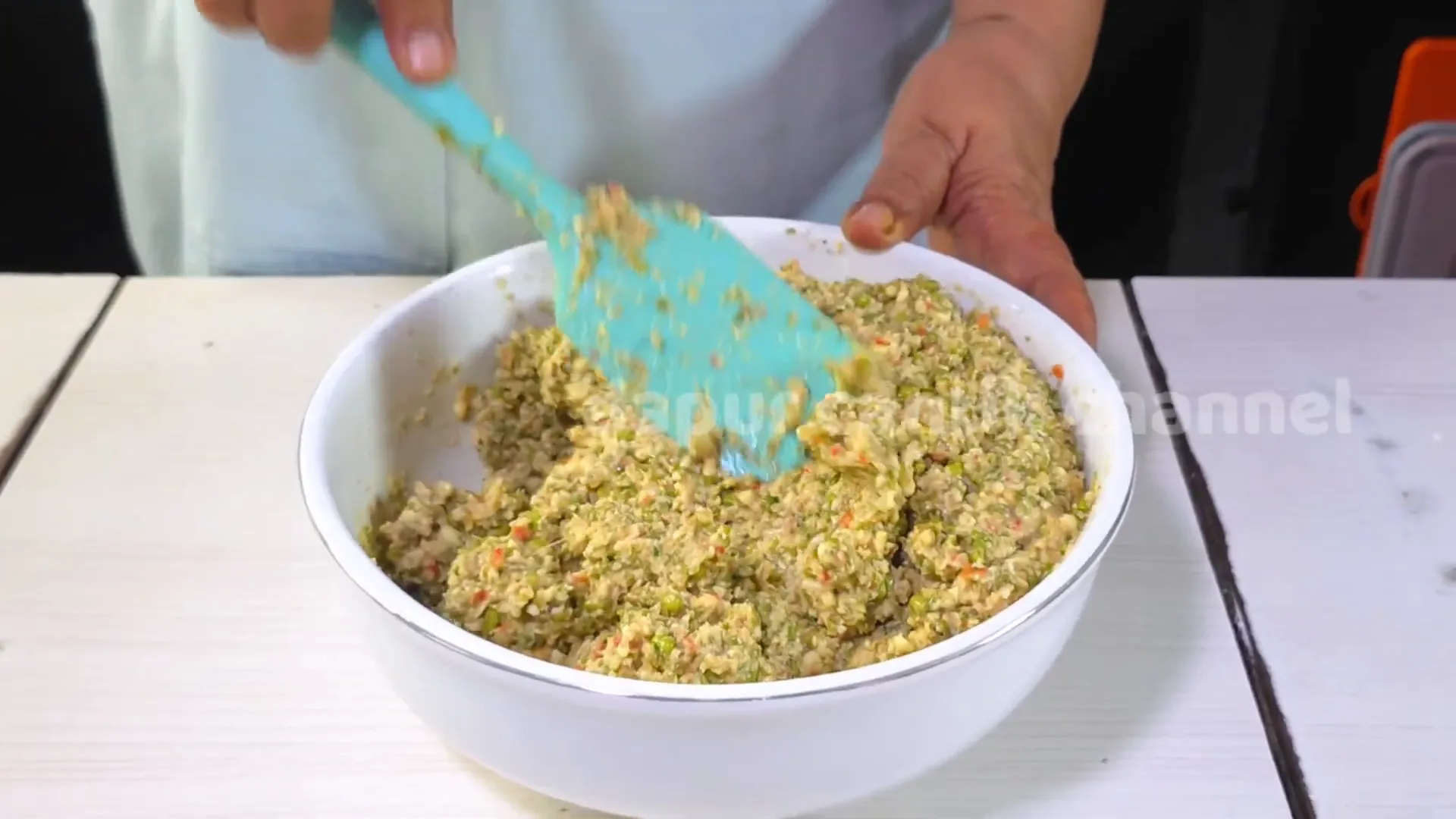 Proses pengecekan rasa adonan lento kacang ijo sebelum digoreng