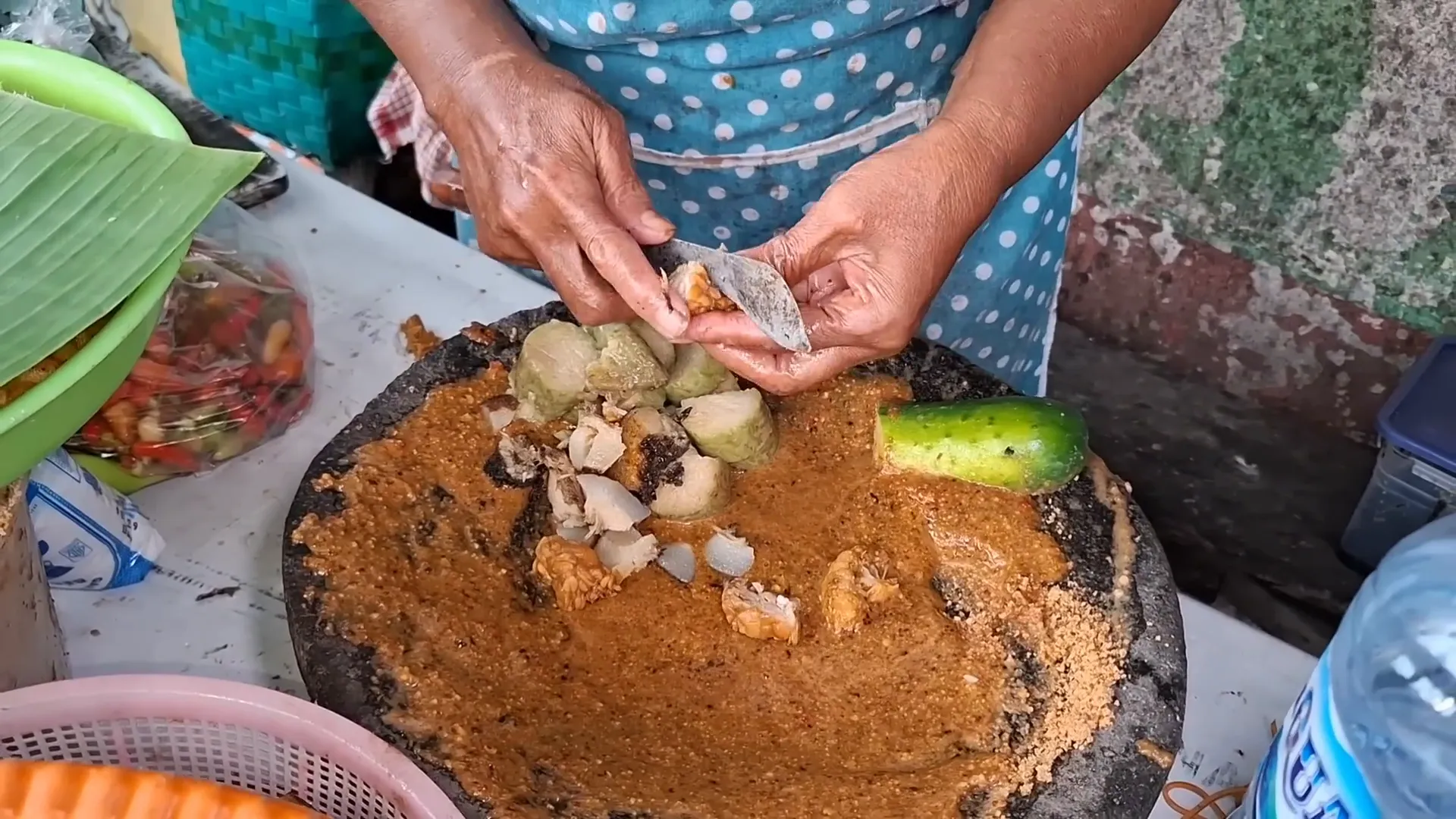 Rujak pecel dengan cingur dan lontong khas Bojonegoro
