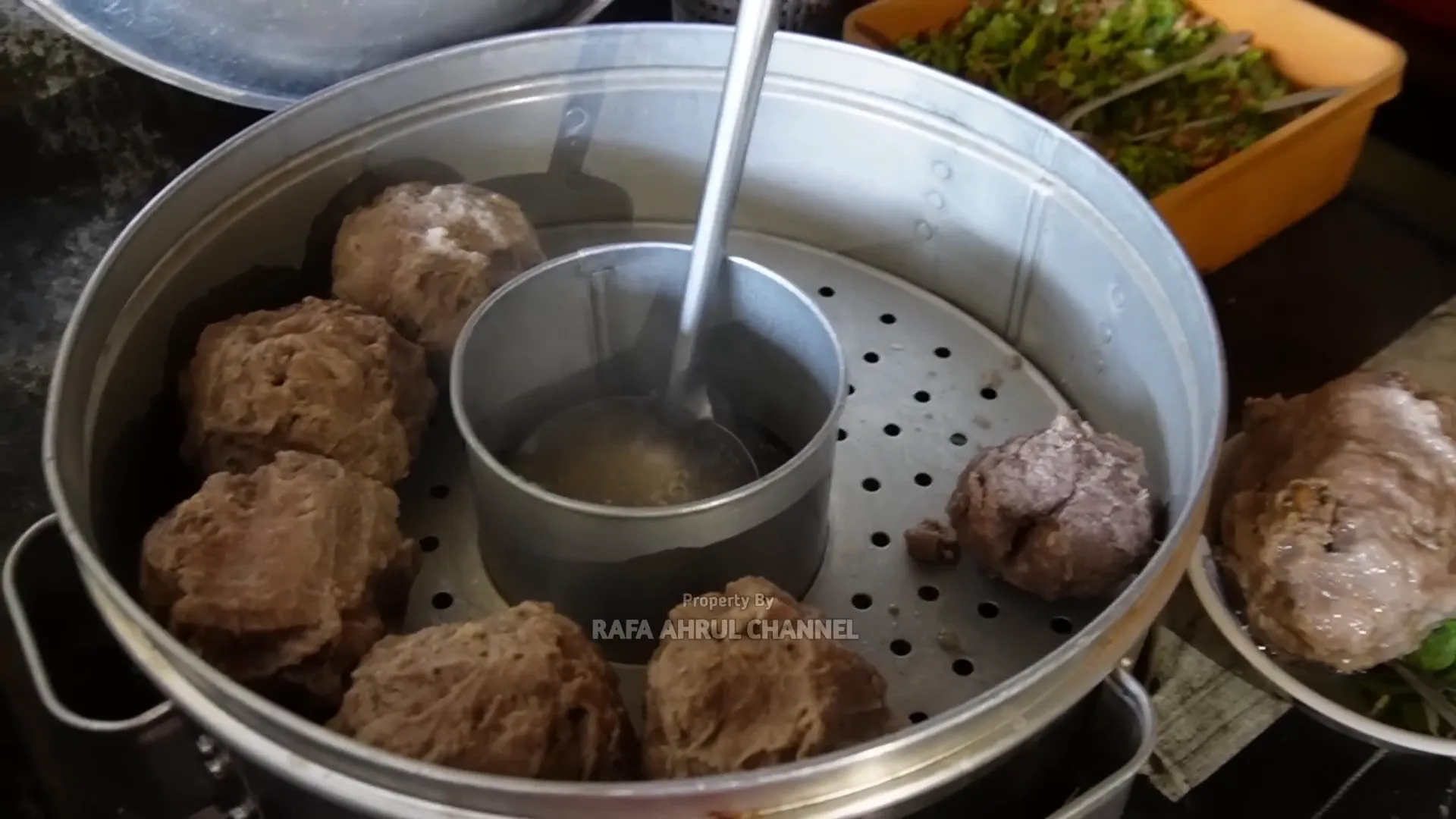 Porsi paling jumbo Rp50.000, satu panci penuh bakso super jumbo