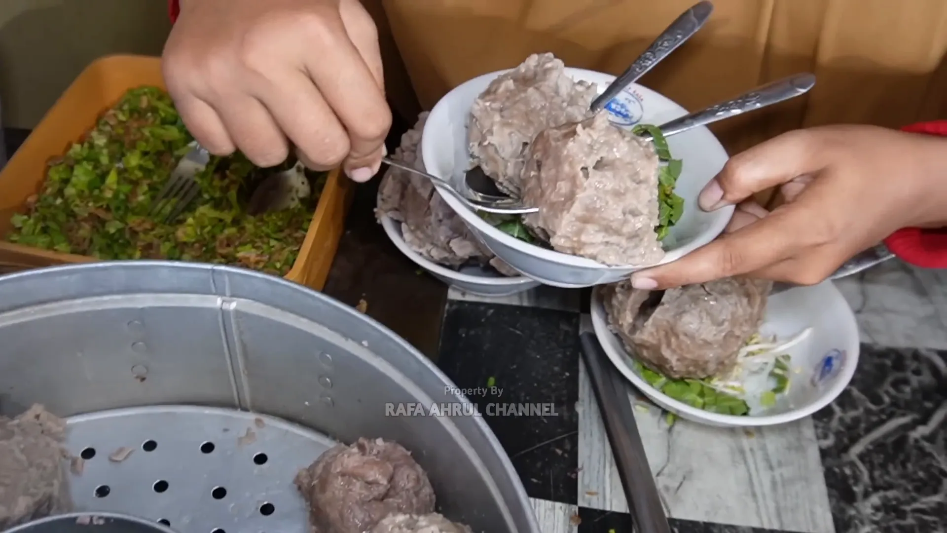 Perbandingan ukuran bakso Rp10.000 (dapat dua) dan porsi besar