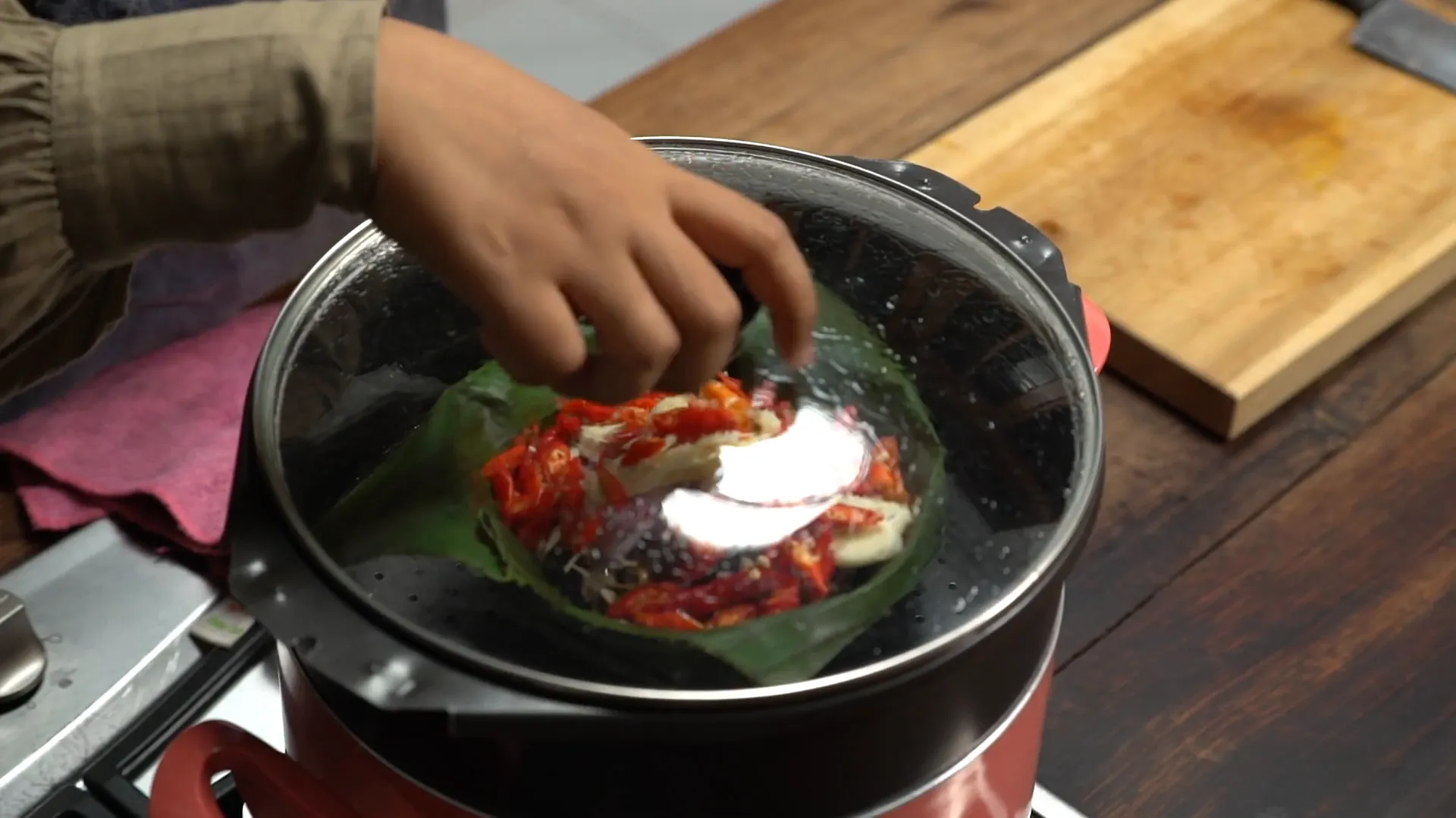 Proses pengukusan blenyek dalam kukusan