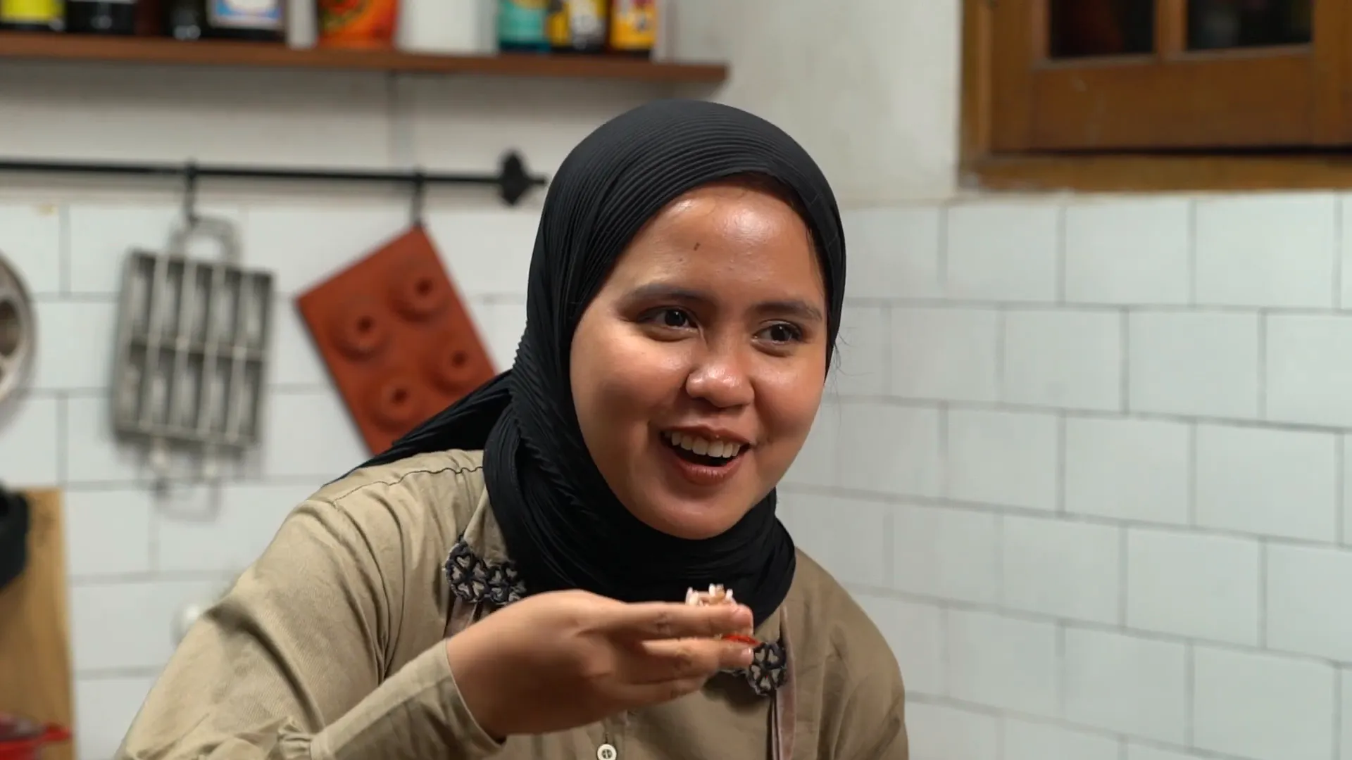 Mencicipi blenyek kukus khas Jepara bersama nasi hangat