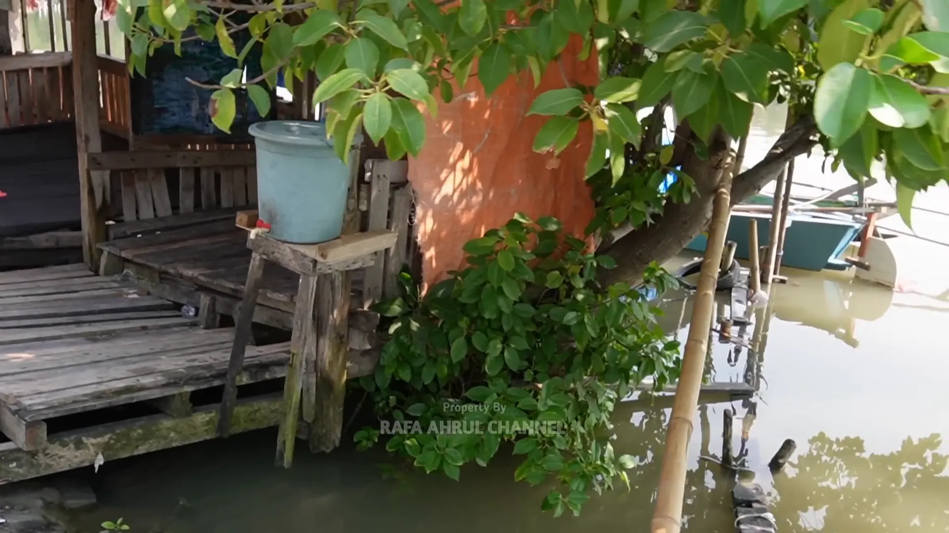 Perahu nelayan di sebelah Warung Kharisma