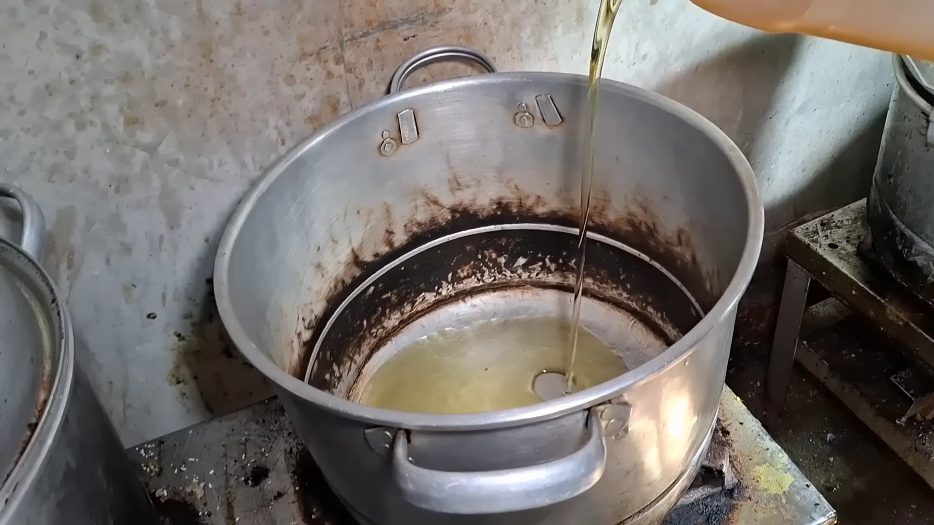 Warung Sego Tempe Pedes Bu Agus siap buka pagi hari